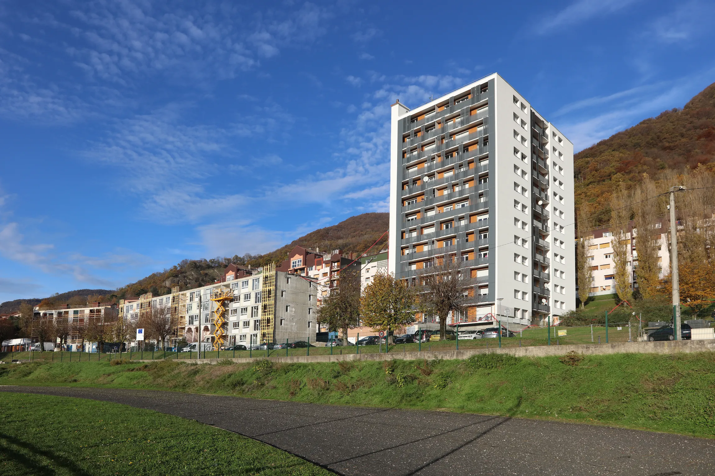 Vue d'ensemble — réhabilitation lourde d'une résidence de 127 logements, quartier Bourg-Vieux, Voreppe (38)