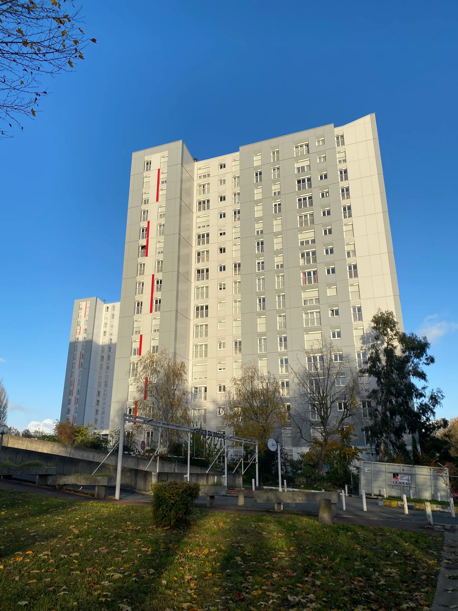 Façade — réhabilitation de deux tours de logements, Parvis du Breuil, Antony (92)