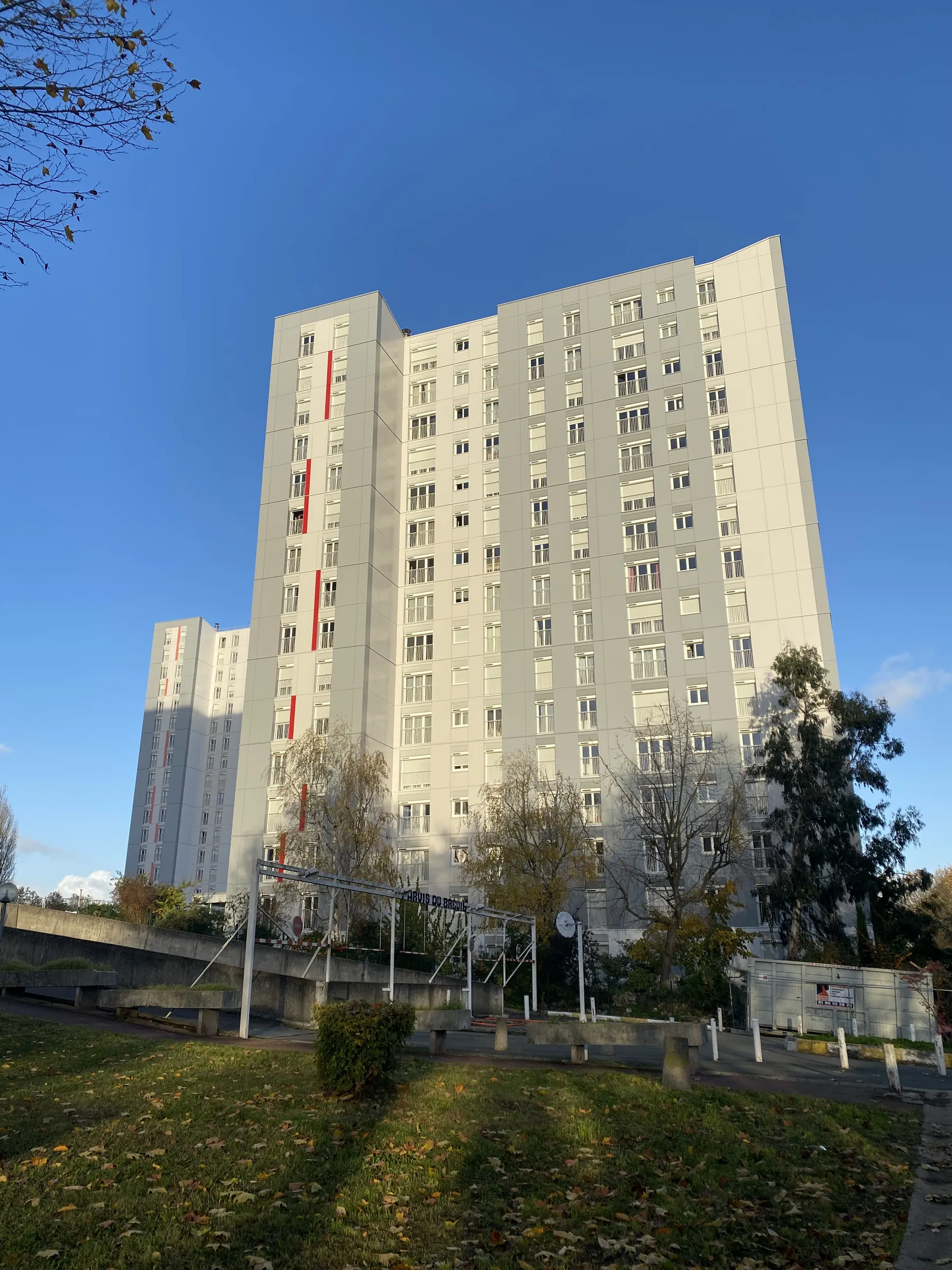 Façade — réhabilitation de deux tours de logements, Parvis du Breuil, Antony (92)