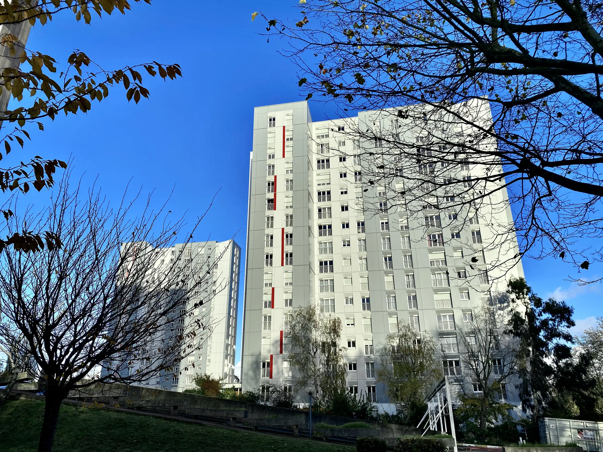 Façade — réhabilitation de deux tours de logements, Parvis du Breuil, Antony (92)