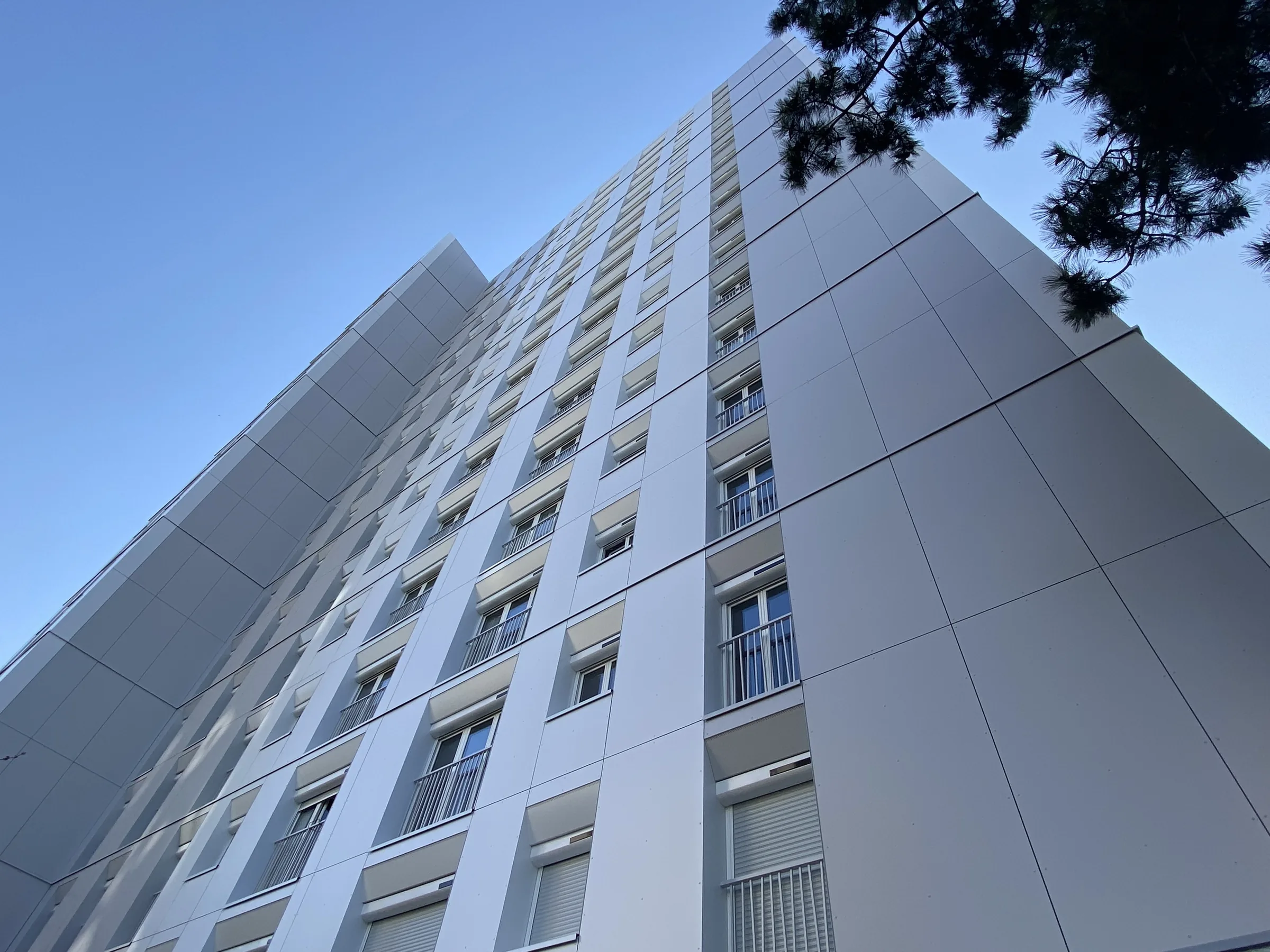 Détail de façade — réhabilitation de deux tours de logements, Parvis du Breuil, Antony (92)