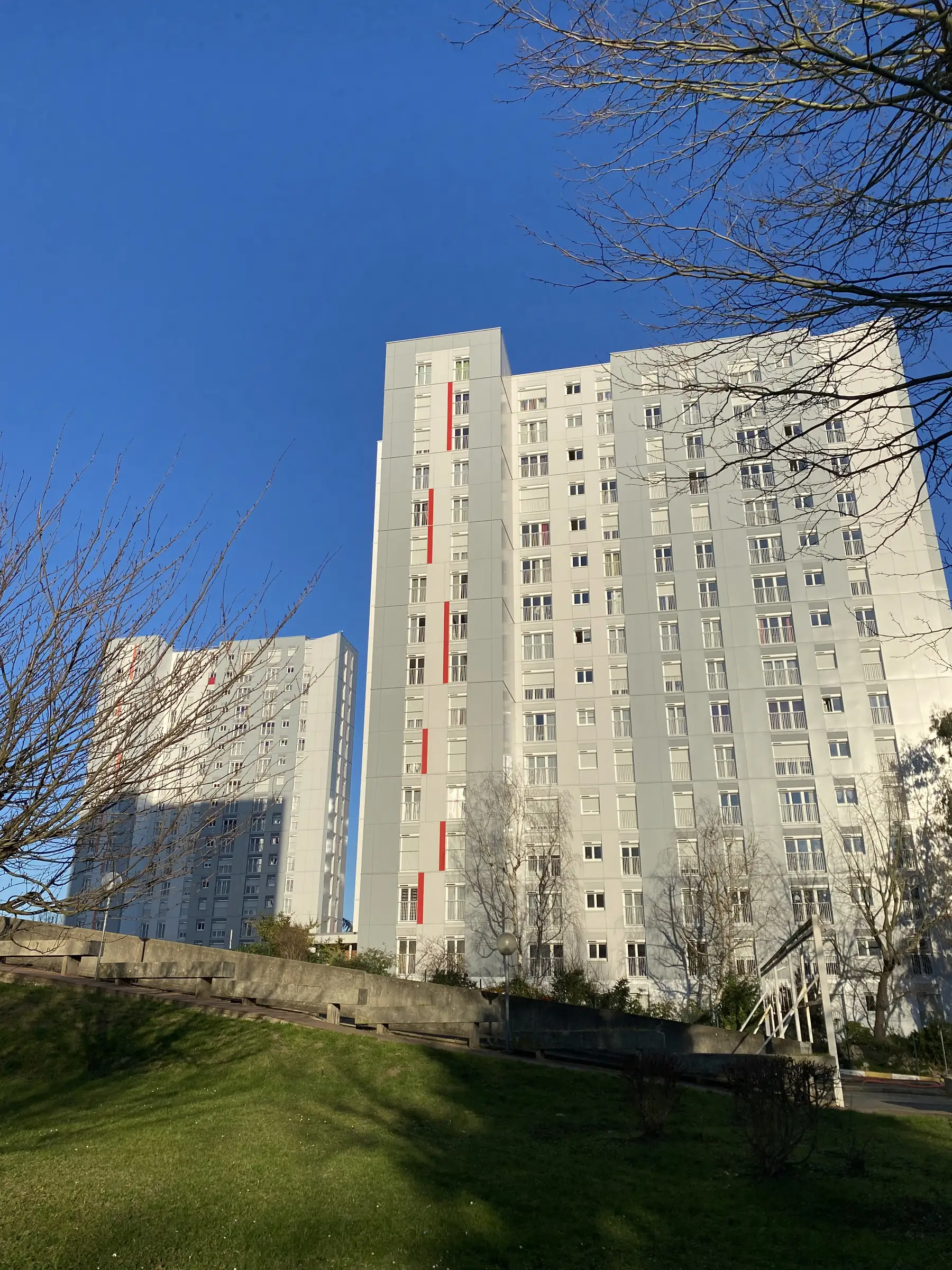 Façade — réhabilitation de deux tours de logements, Parvis du Breuil, Antony (92)
