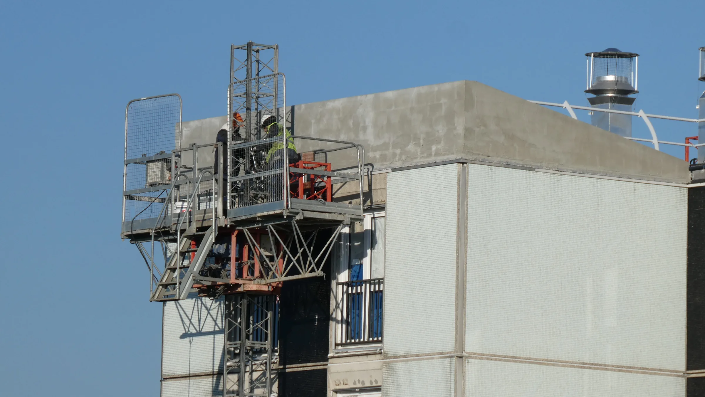 Vue du chantier — réhabilitation de deux tours de logements, Parvis du Breuil, Antony (92)