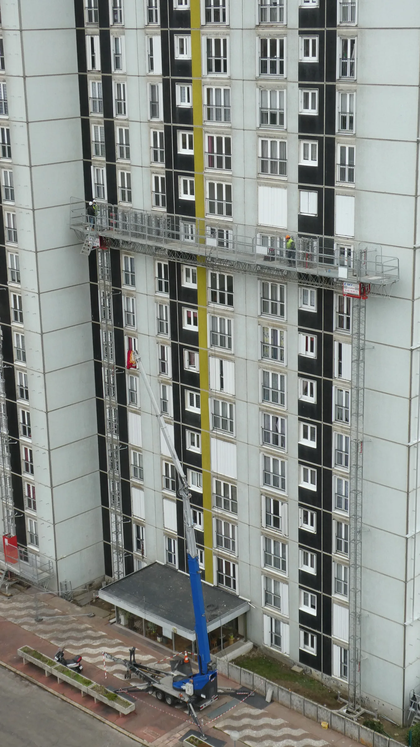Vue du chantier — réhabilitation de deux tours de logements, Parvis du Breuil, Antony (92)