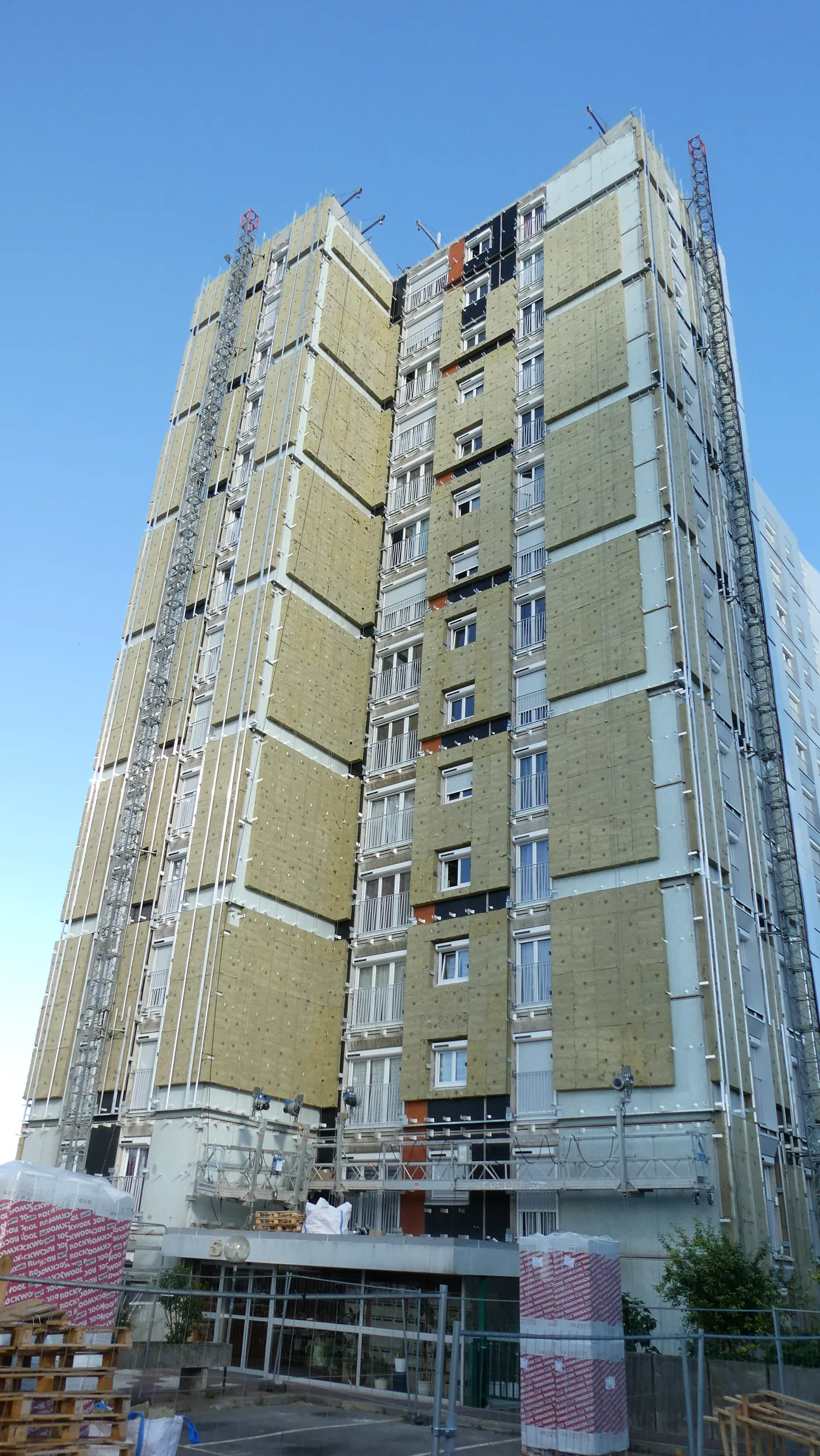 Vue du chantier — réhabilitation de deux tours de logements, Parvis du Breuil, Antony (92)