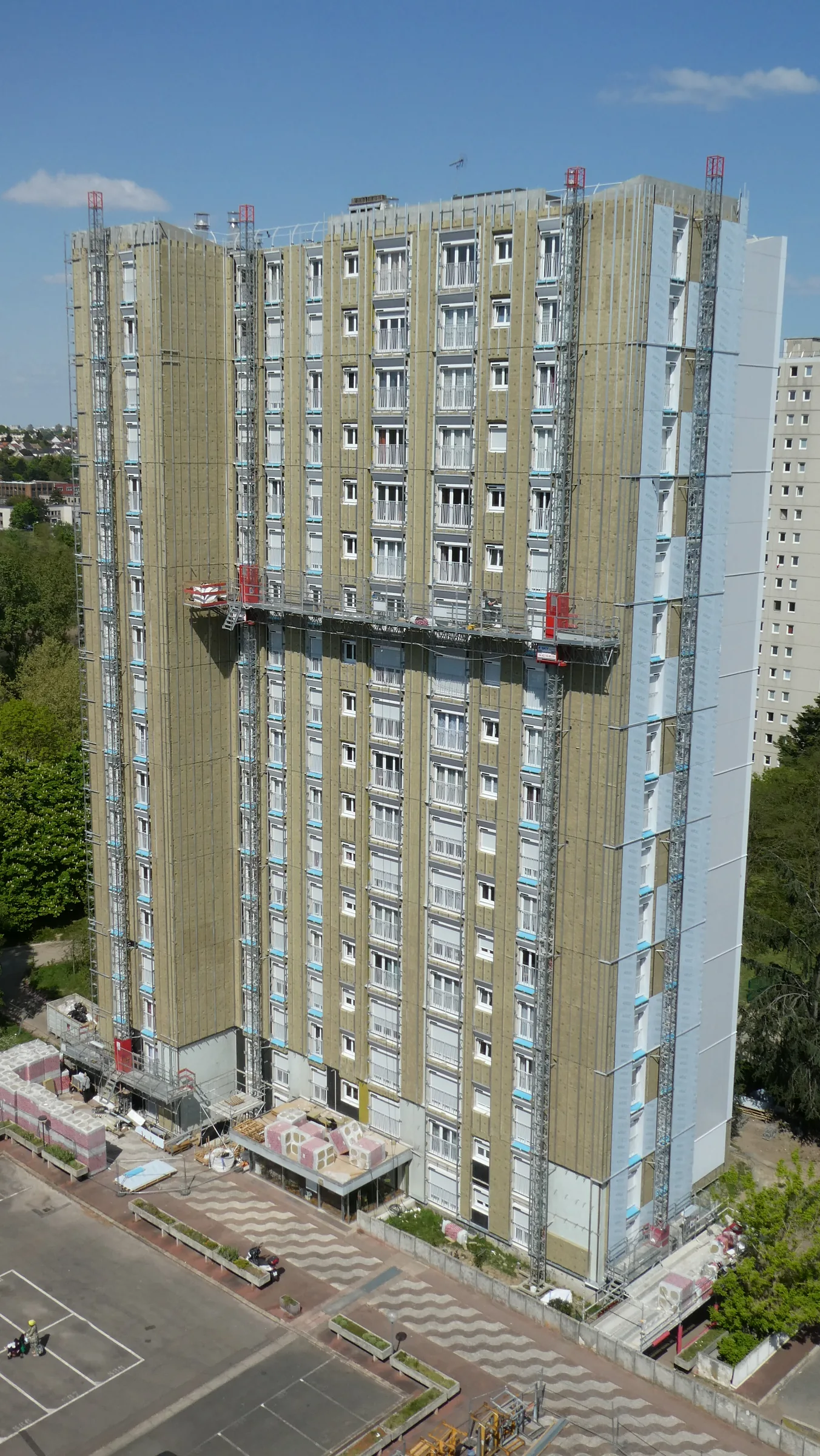 Vue du chantier — réhabilitation de deux tours de logements, Parvis du Breuil, Antony (92)