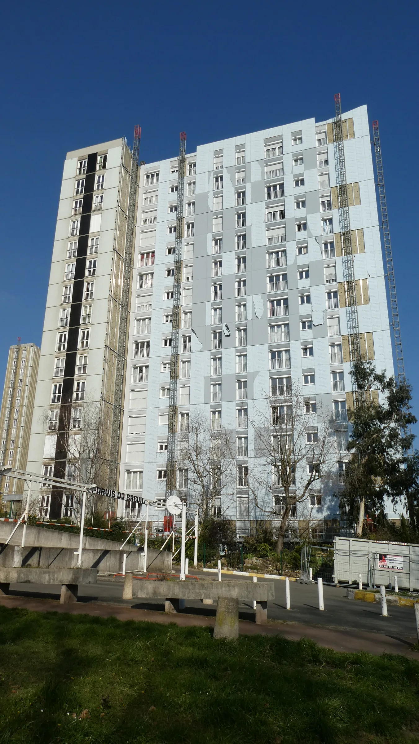 Vue du chantier — réhabilitation de deux tours de logements, Parvis du Breuil, Antony (92)