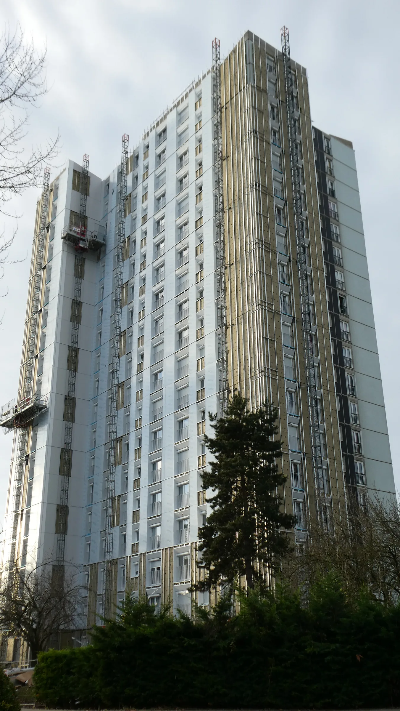 Vue du chantier — réhabilitation de deux tours de logements, Parvis du Breuil, Antony (92)
