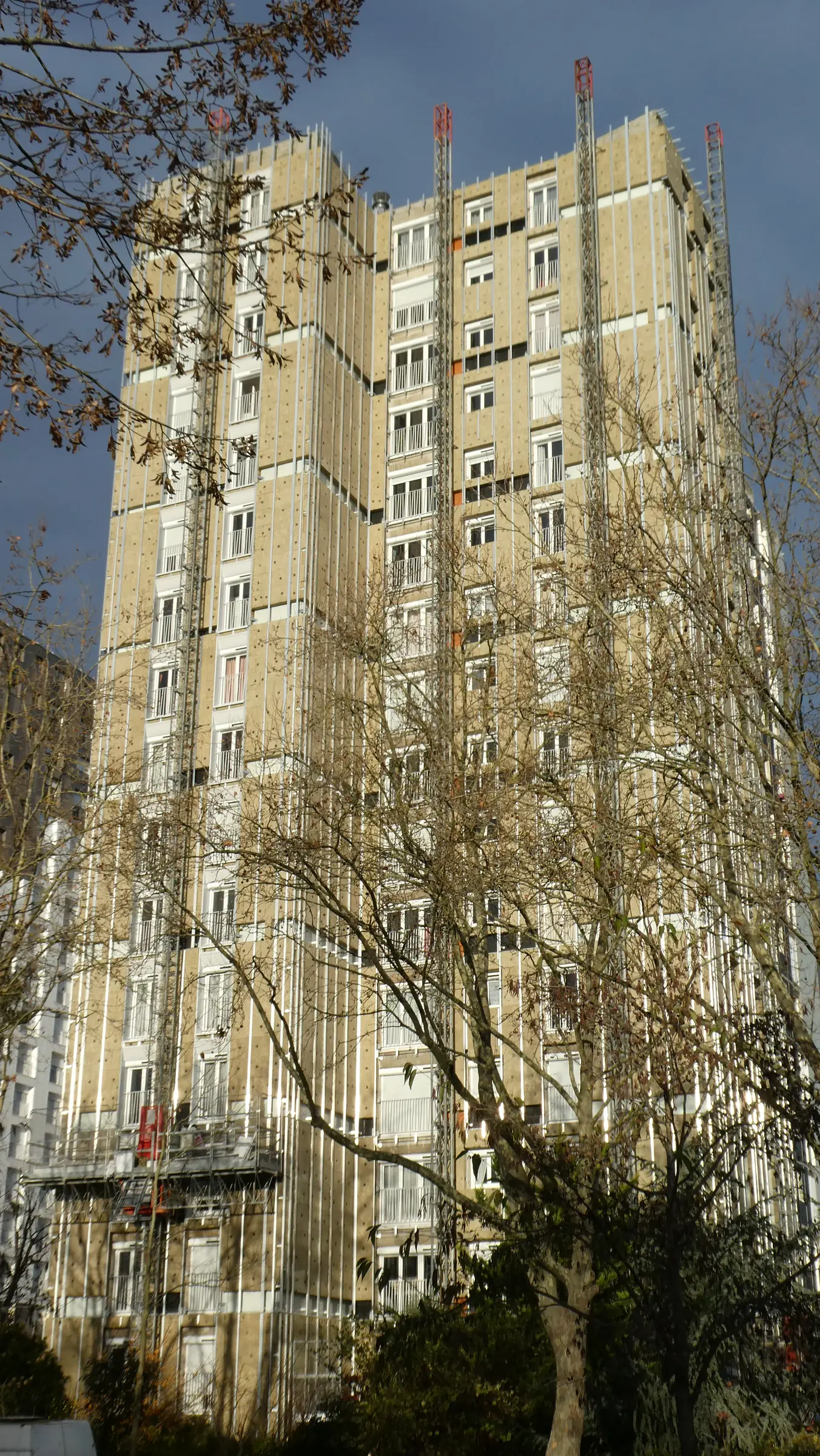 Vue du chantier — réhabilitation de deux tours de logements, Parvis du Breuil, Antony (92)