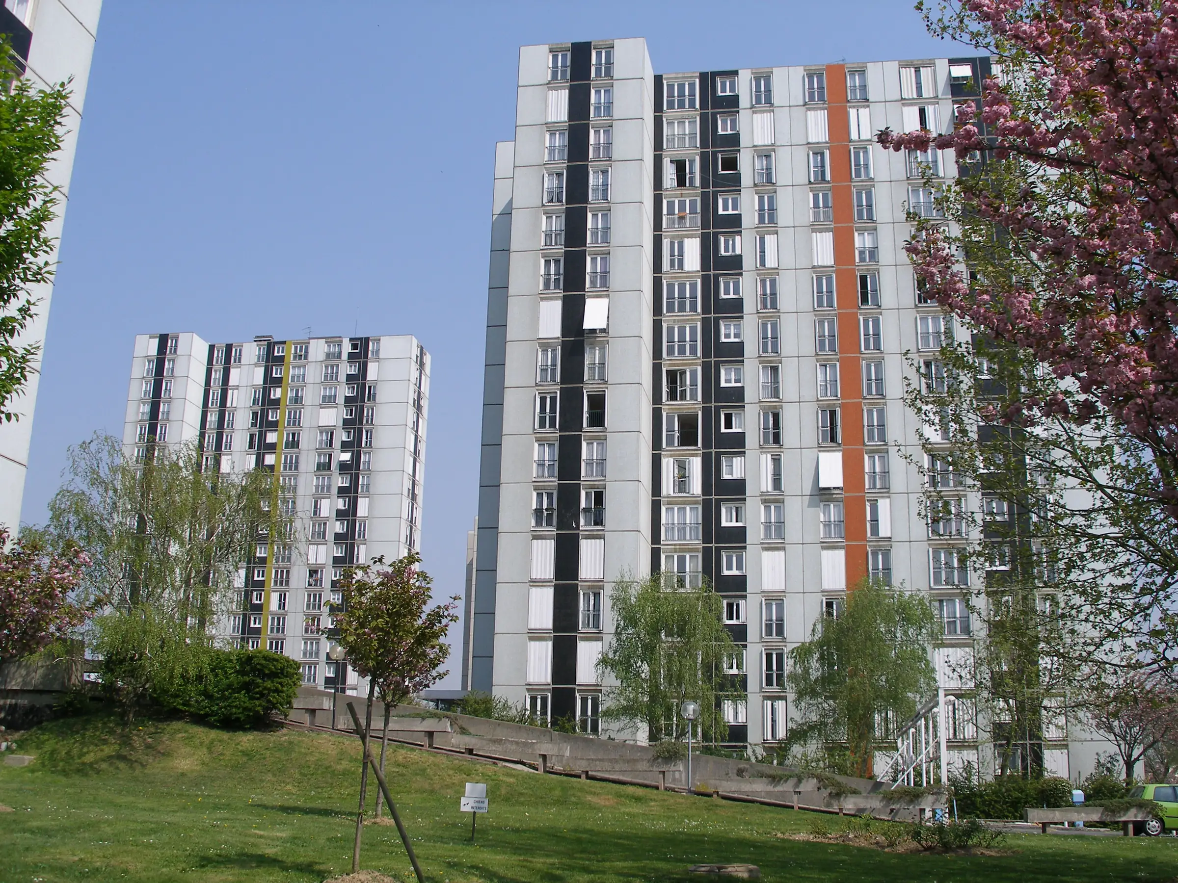 Vue avant travaux — réhabilitation de deux tours de logements, Parvis du Breuil, Antony (92)