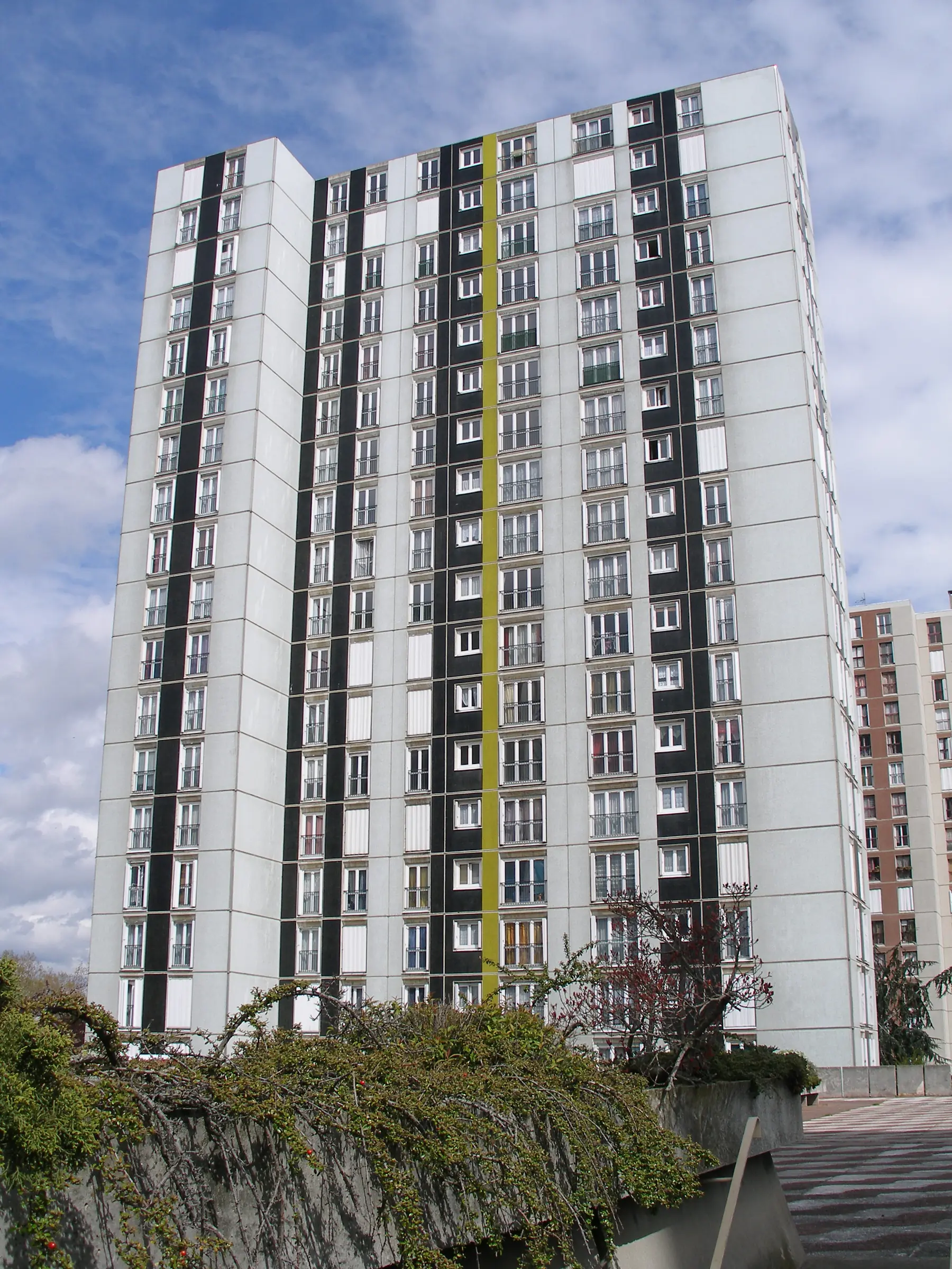 Vue avant travaux — réhabilitation de deux tours de logements, Parvis du Breuil, Antony (92)