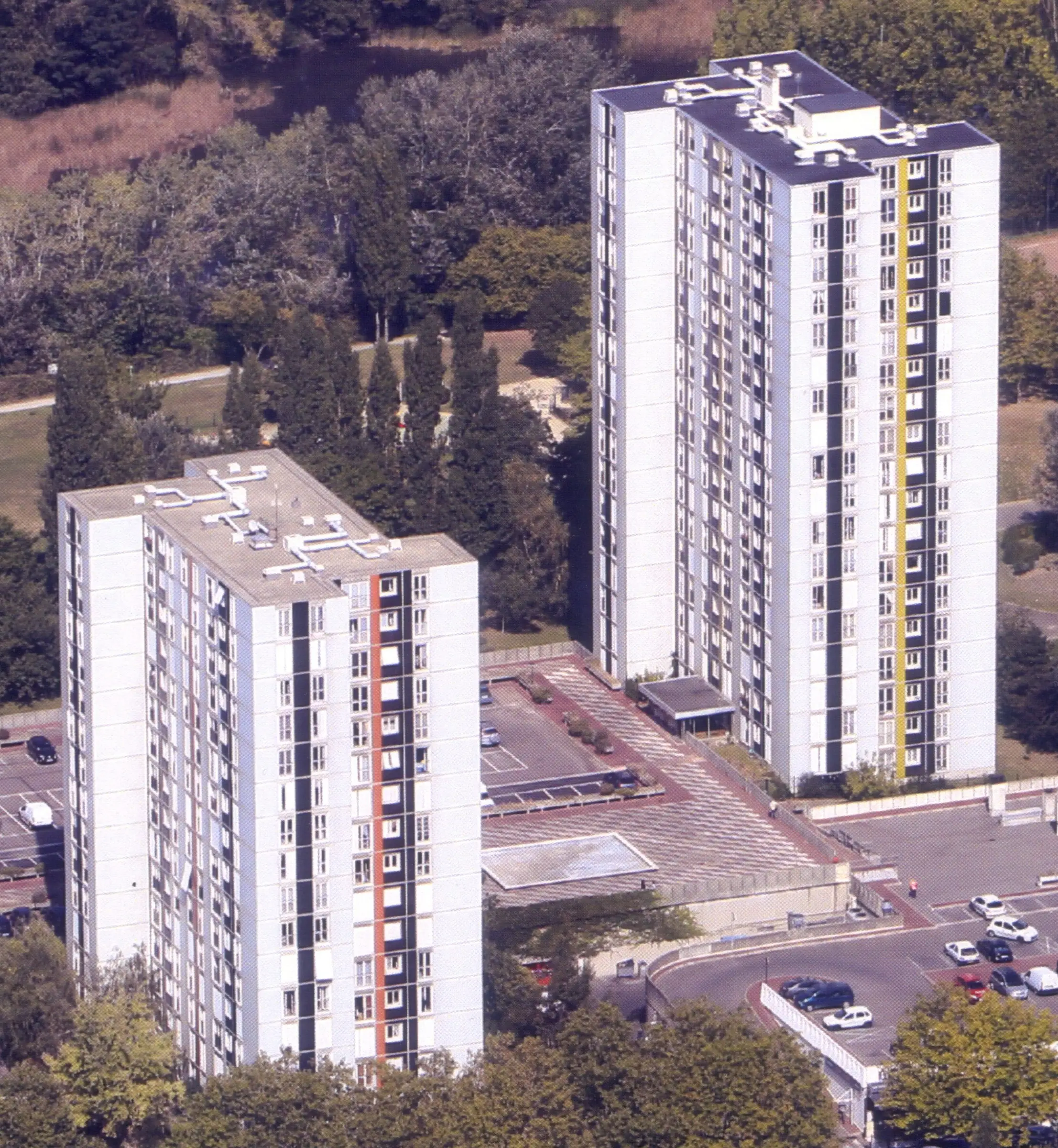 Vue avant travaux — réhabilitation de deux tours de logements, Parvis du Breuil, Antony (92)