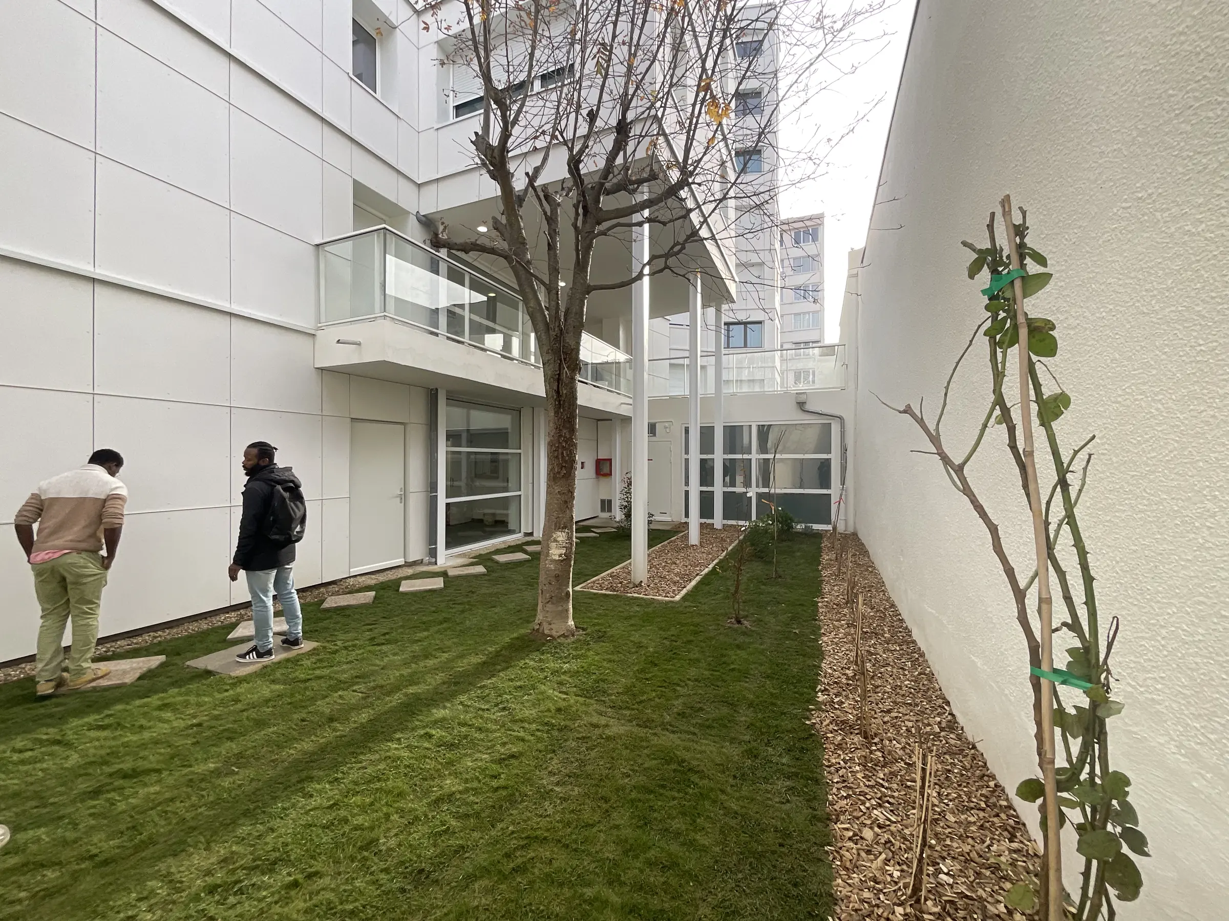 Façade — extension et réhabilitation d'un foyer de jeunes travailleurs, rue Haxo, Paris 20e