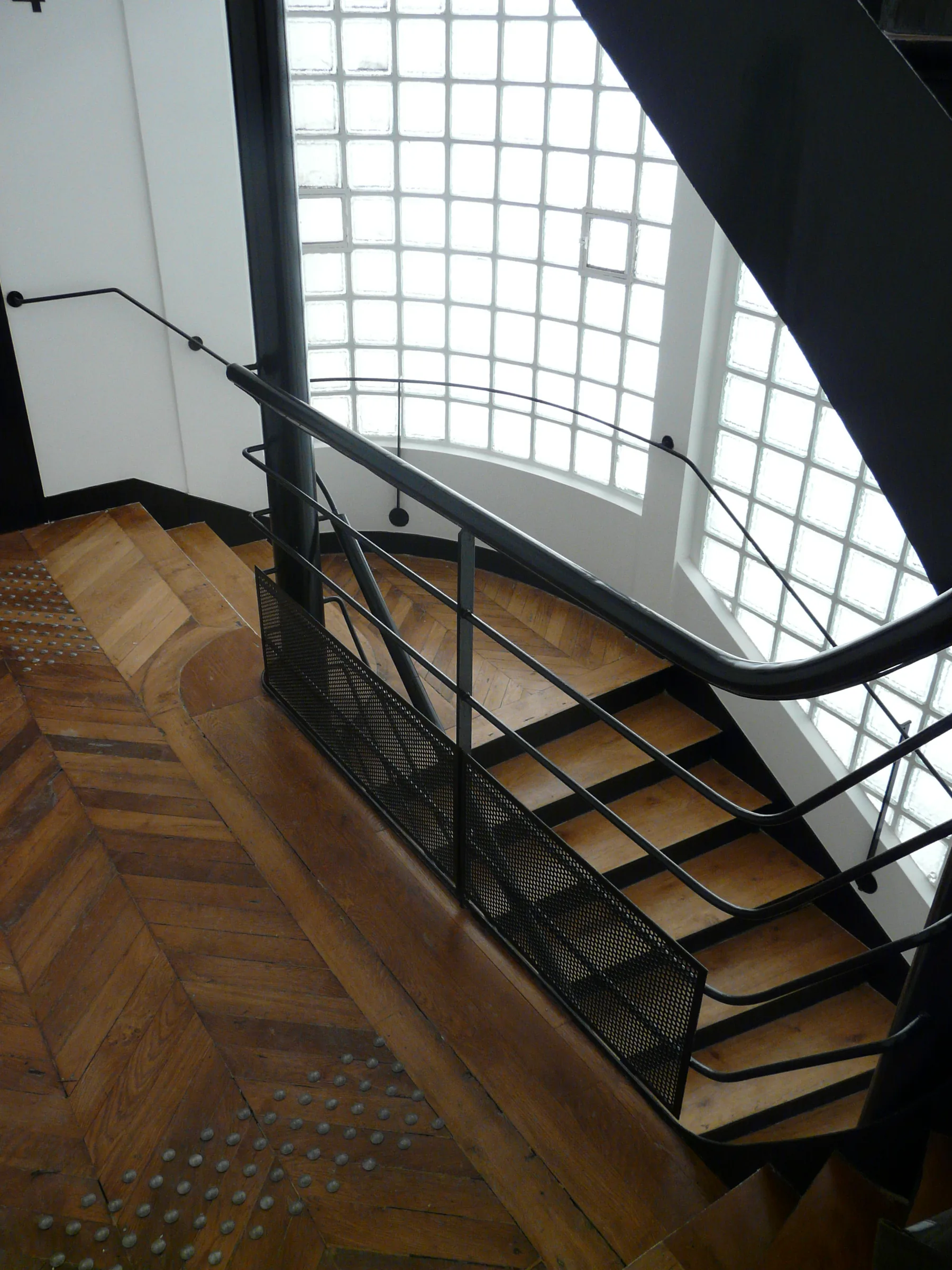 Escalier — transformation d'un immeuble de bureaux en logements sociaux, place de la Bourse, Paris 2e