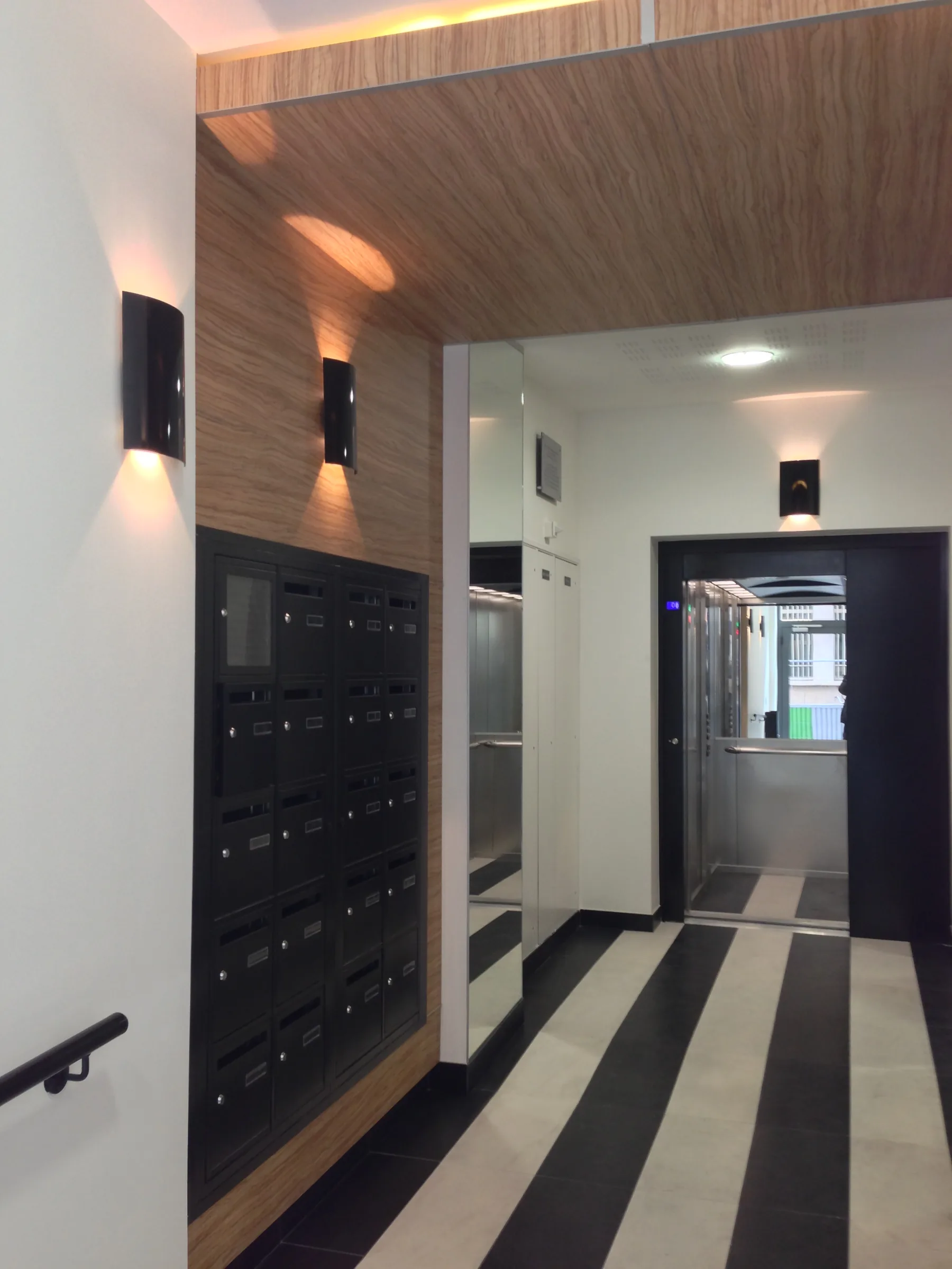 Hall d'entrée — transformation d'un immeuble de bureaux en logements sociaux, place de la Bourse, Paris 2e
