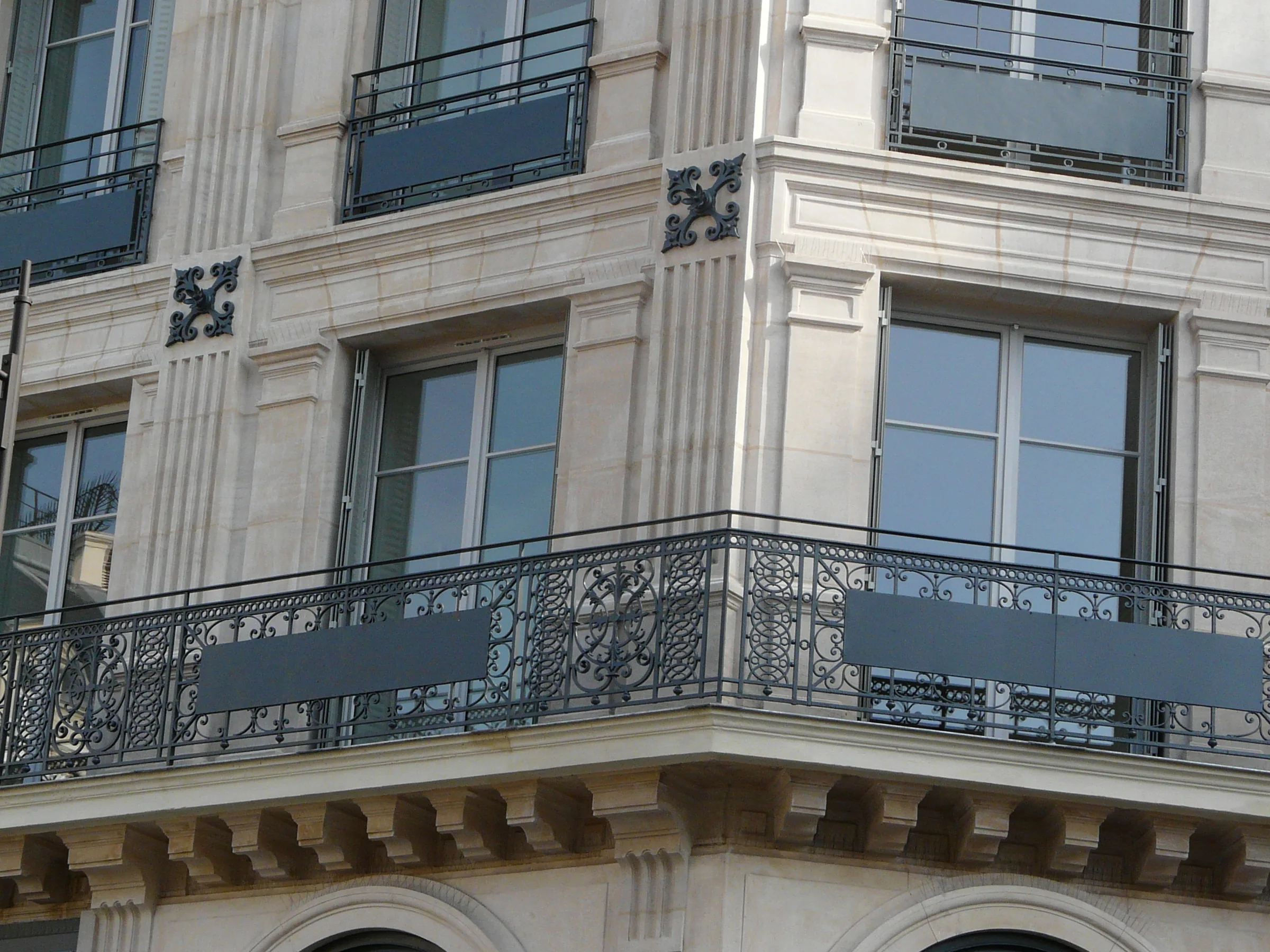Détail de façade — transformation d'un immeuble de bureaux en logements sociaux, place de la Bourse, Paris 2e