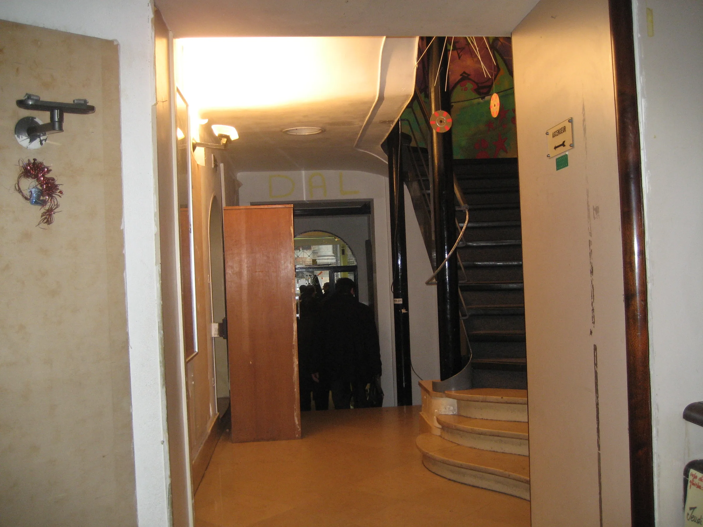 Vue avant travaux — transformation d'un immeuble de bureaux en logements sociaux, place de la Bourse, Paris 2e