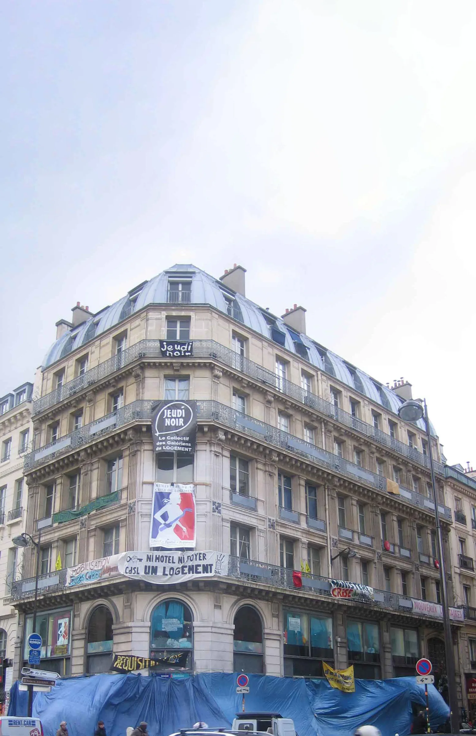 Vue avant travaux — transformation d'un immeuble de bureaux en logements sociaux, place de la Bourse, Paris 2e