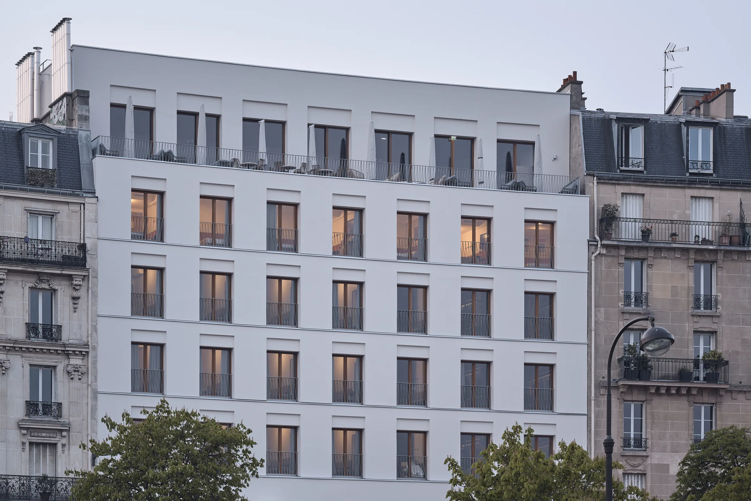 Façade sur rue — surélévation d'une auberge de jeunesse Les Piaules, place de la Nation, Paris 12e