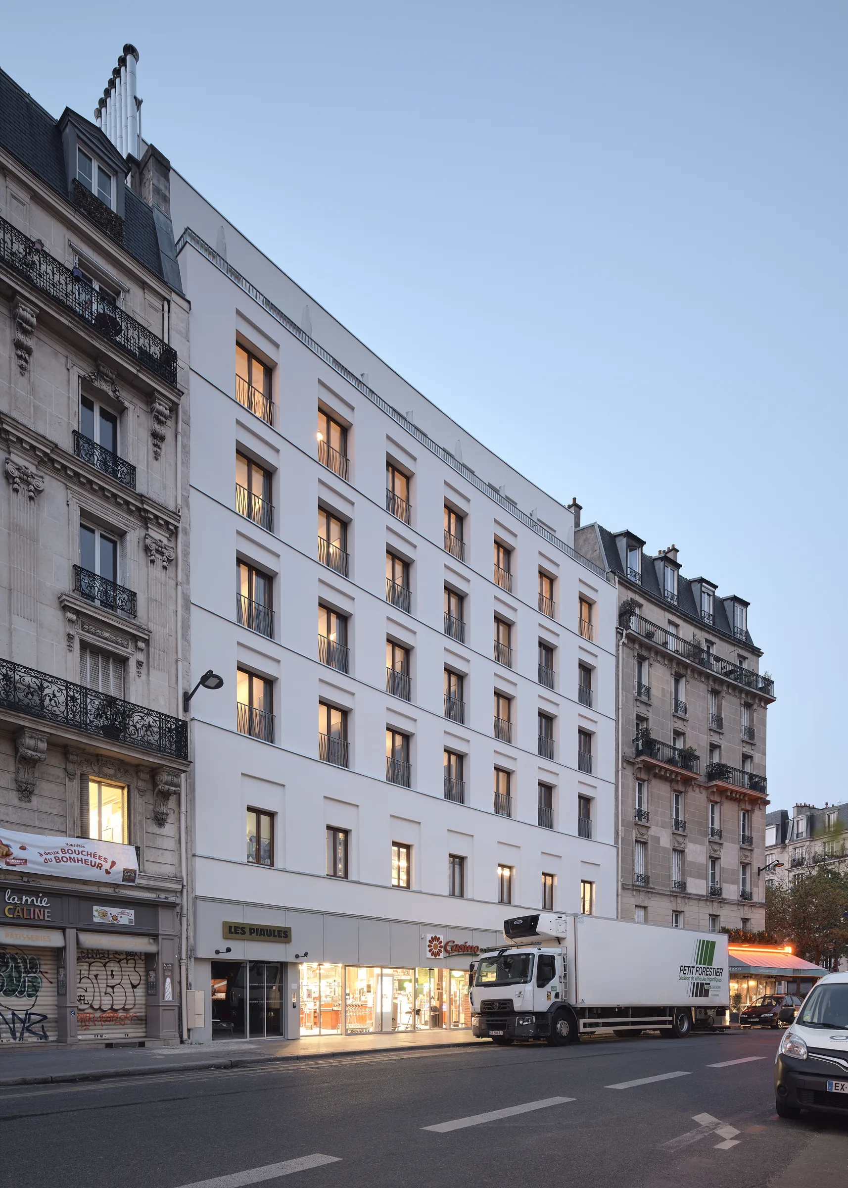 Façade sur rue — surélévation d'une auberge de jeunesse Les Piaules, place de la Nation, Paris 12e