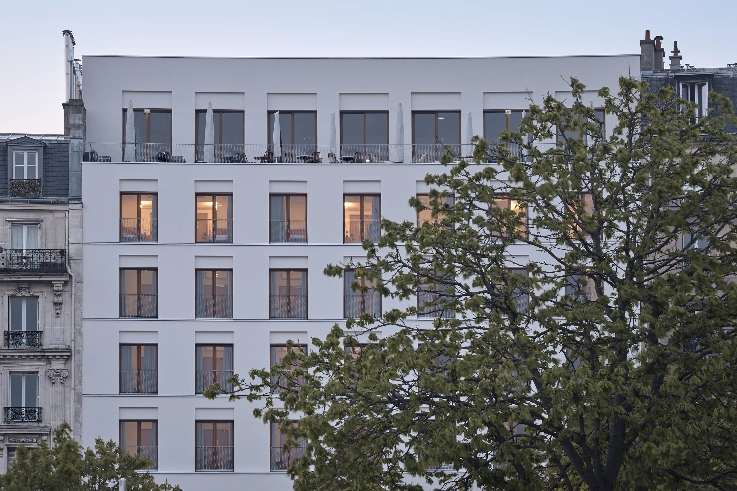 Façade sur rue — surélévation d'une auberge de jeunesse Les Piaules, place de la Nation, Paris 12e