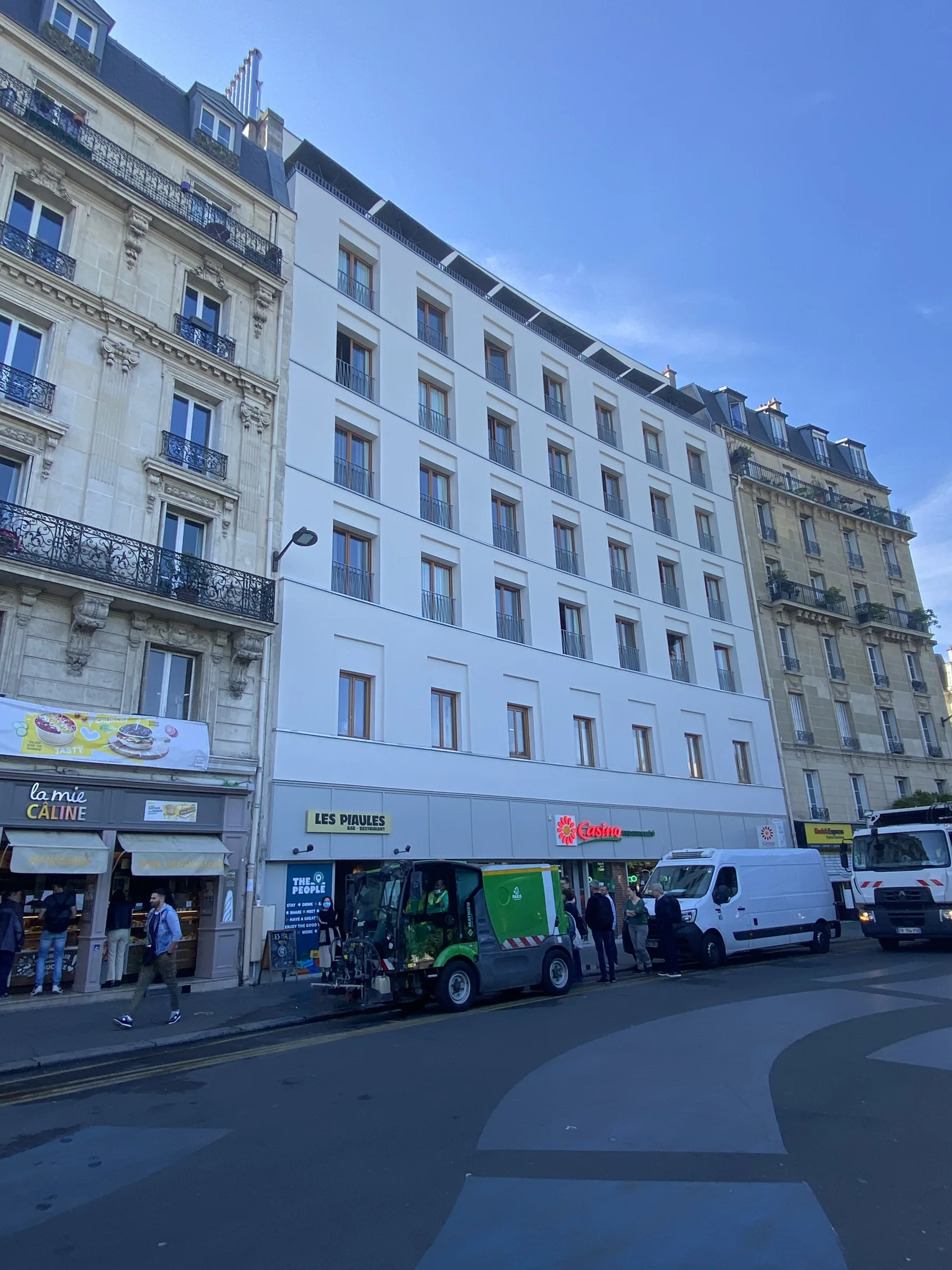 Façade sur rue — surélévation d'une auberge de jeunesse Les Piaules, place de la Nation, Paris 12e