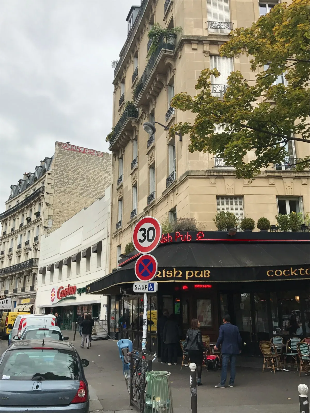 Vue avant travaux — surélévation d'une auberge de jeunesse Les Piaules, place de la Nation, Paris 12e