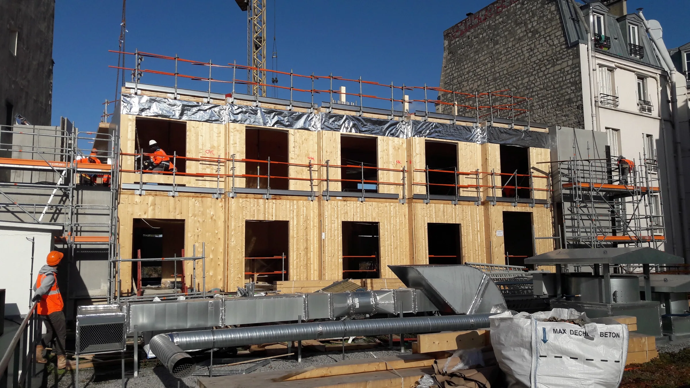 Vue du chantier — surélévation d'une auberge de jeunesse Les Piaules, place de la Nation, Paris 12e