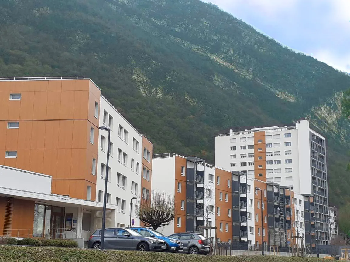 Façade — réhabilitation lourde d'une résidence de 127 logements, quartier Bourg-Vieux, Voreppe (38)