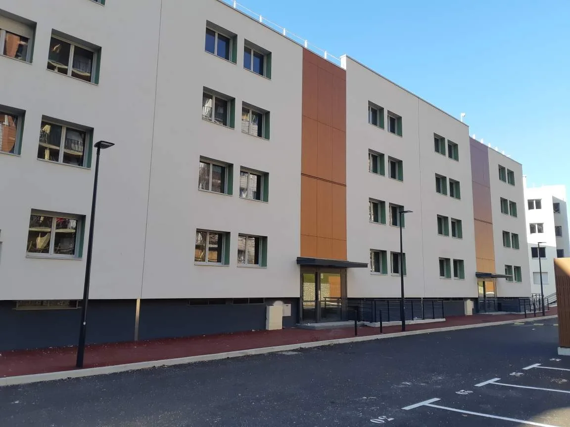 Façade — réhabilitation lourde d'une résidence de 127 logements, quartier Bourg-Vieux, Voreppe (38)