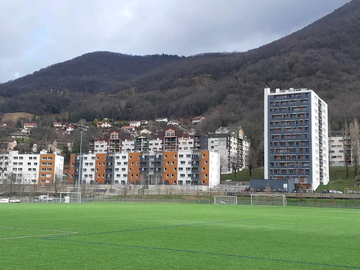Façade principale — réhabilitation lourde d'une résidence de 127 logements, quartier Bourg-Vieux, Voreppe (38)