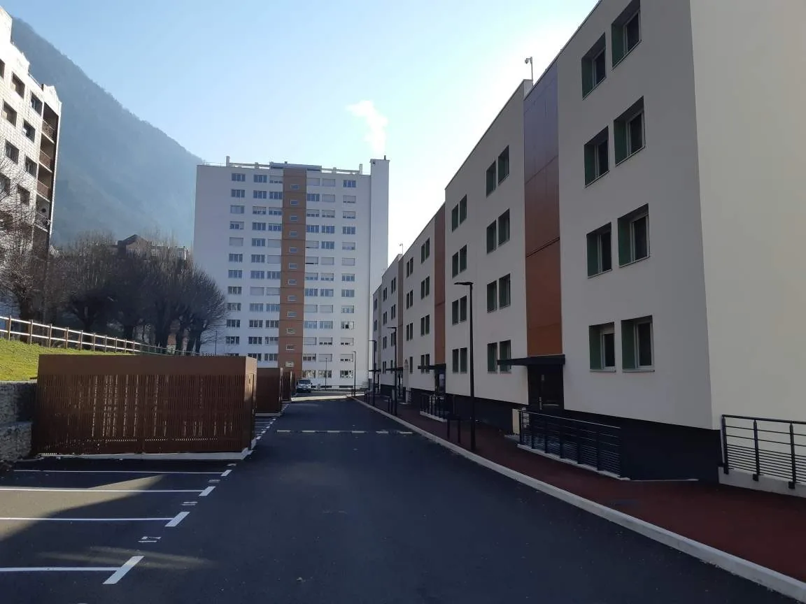 Façade — réhabilitation lourde d'une résidence de 127 logements, quartier Bourg-Vieux, Voreppe (38)