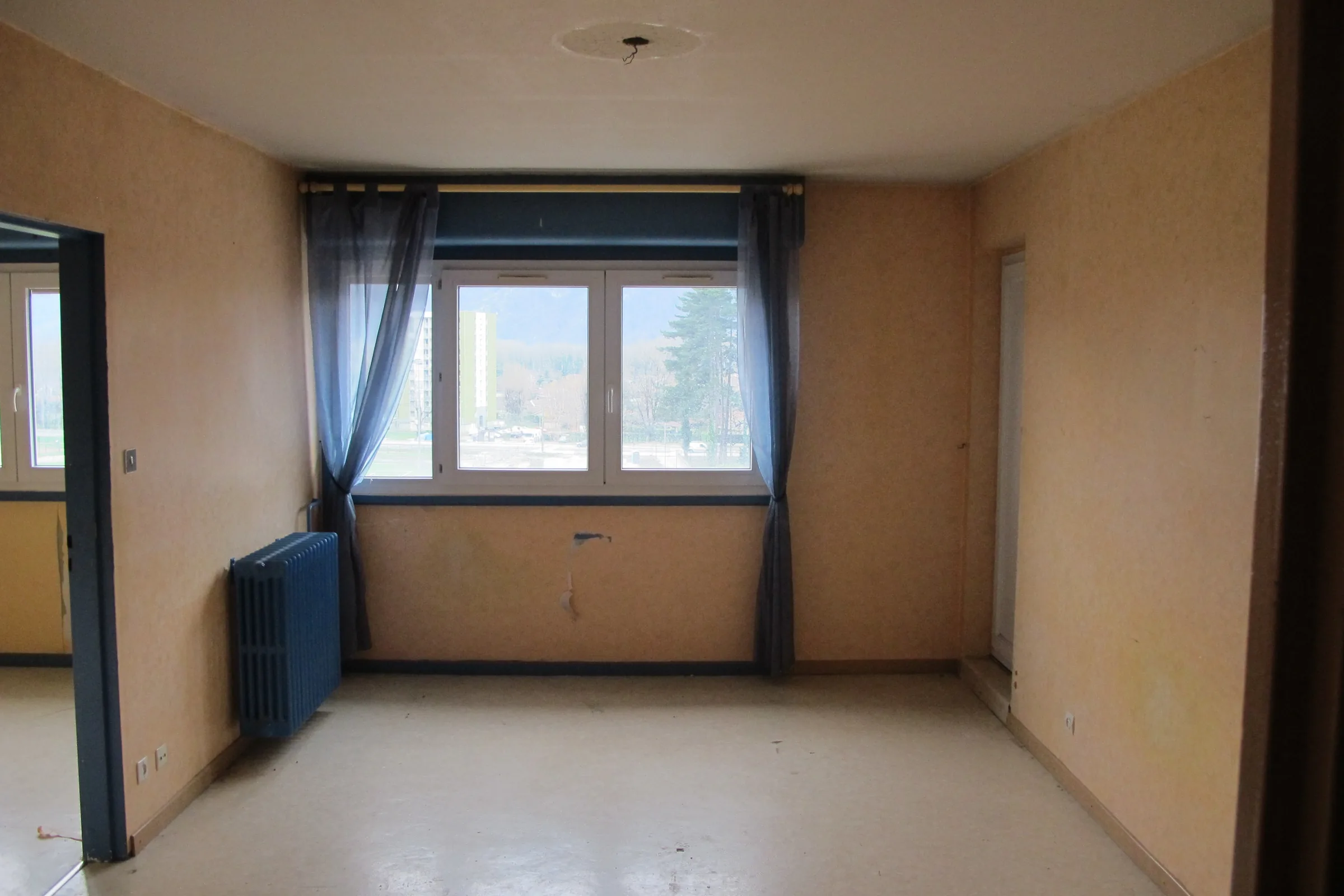 Vue avant travaux — réhabilitation lourde d'une résidence de 127 logements, quartier Bourg-Vieux, Voreppe (38)