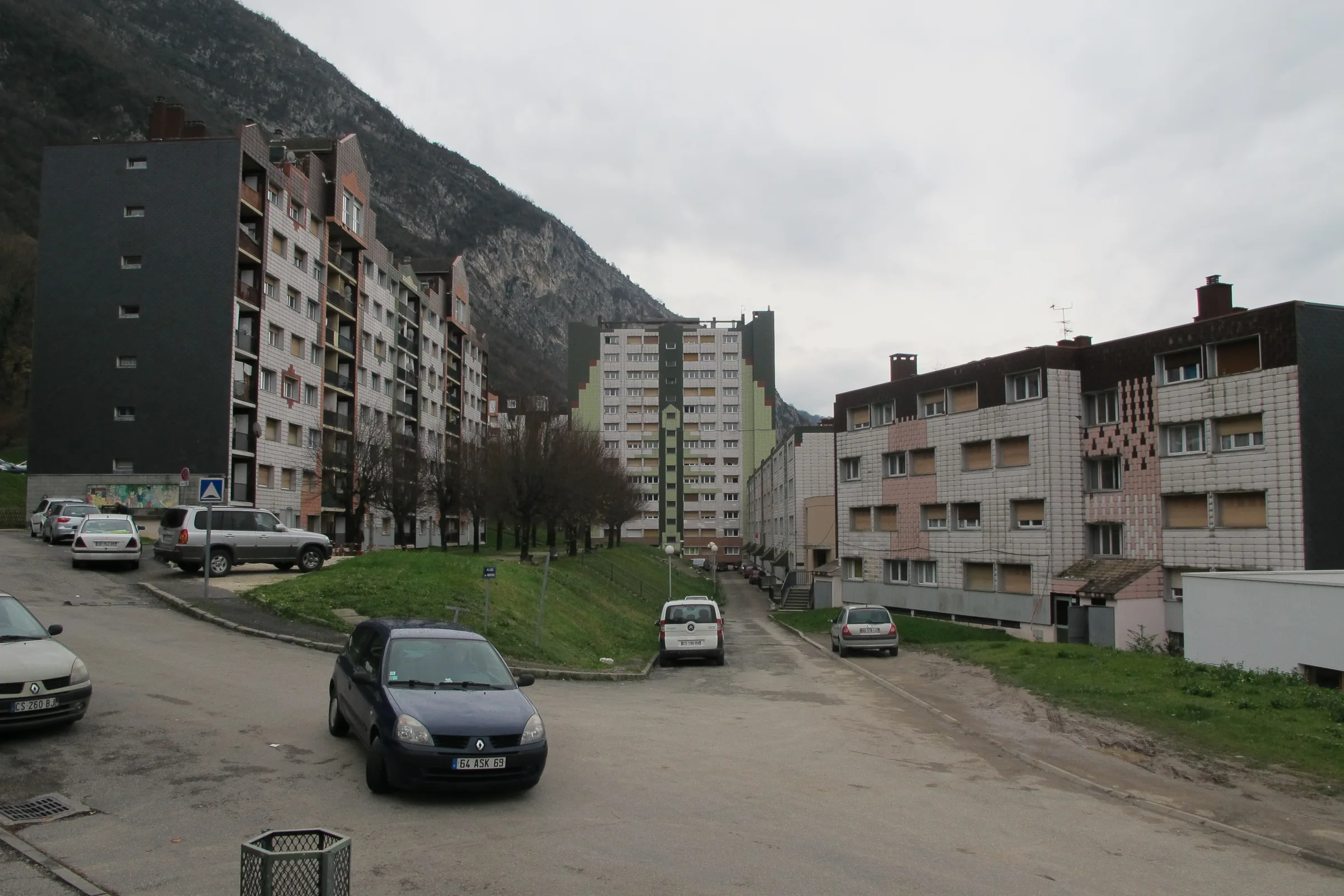 Vue avant travaux — réhabilitation lourde d'une résidence de 127 logements, quartier Bourg-Vieux, Voreppe (38)