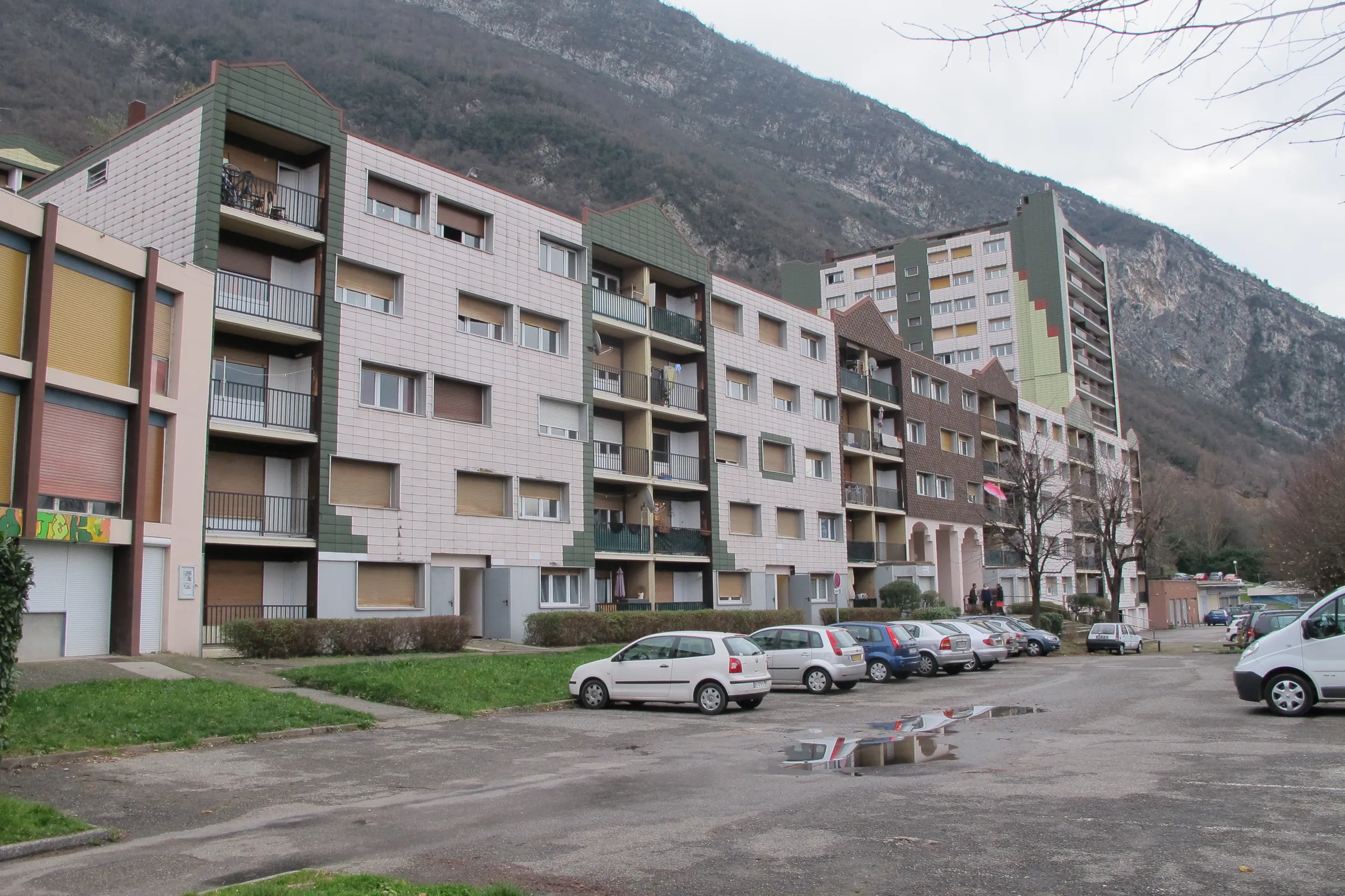 Vue avant travaux — réhabilitation lourde d'une résidence de 127 logements, quartier Bourg-Vieux, Voreppe (38)