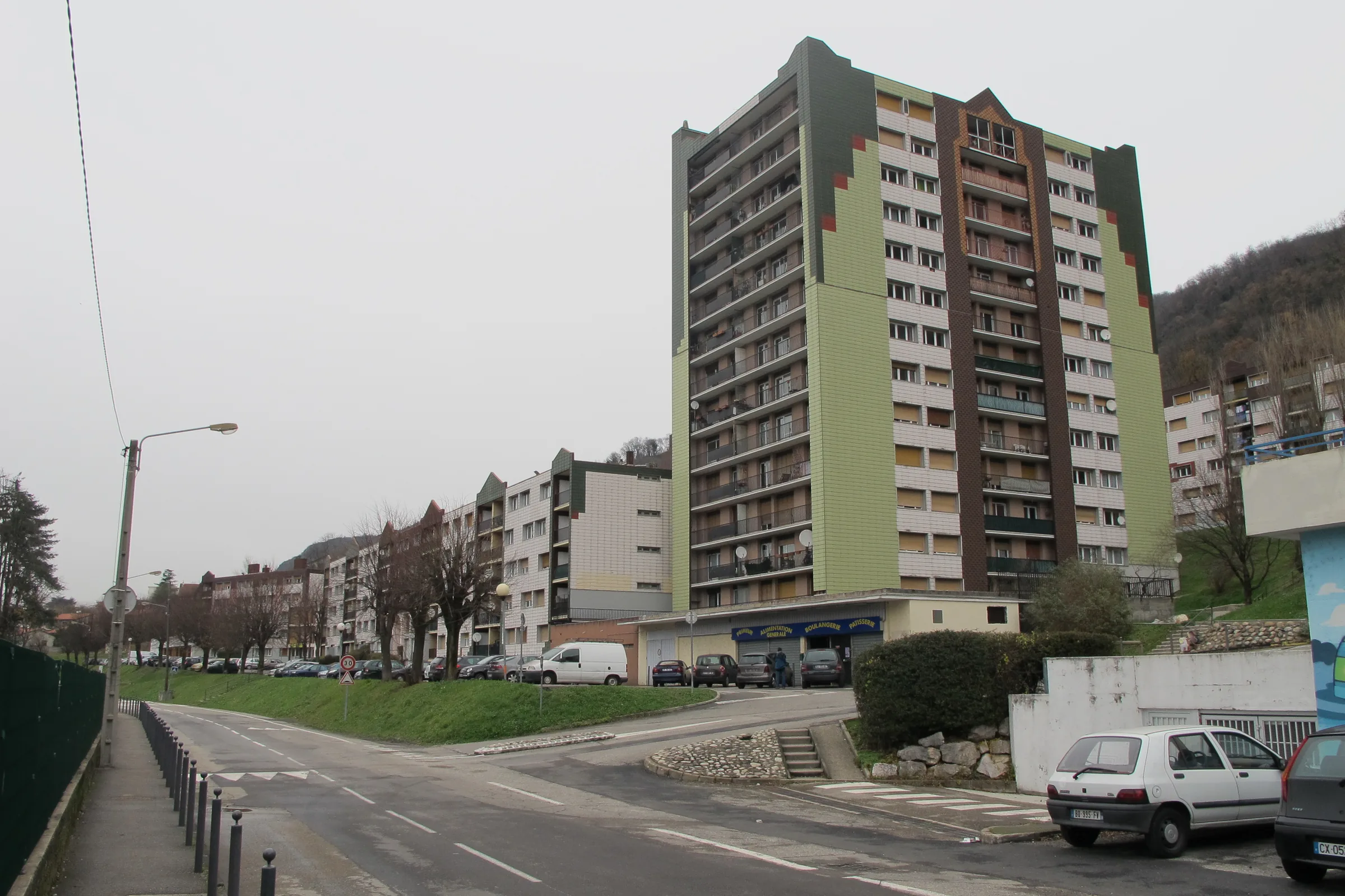 Vue avant travaux — réhabilitation lourde d'une résidence de 127 logements, quartier Bourg-Vieux, Voreppe (38)