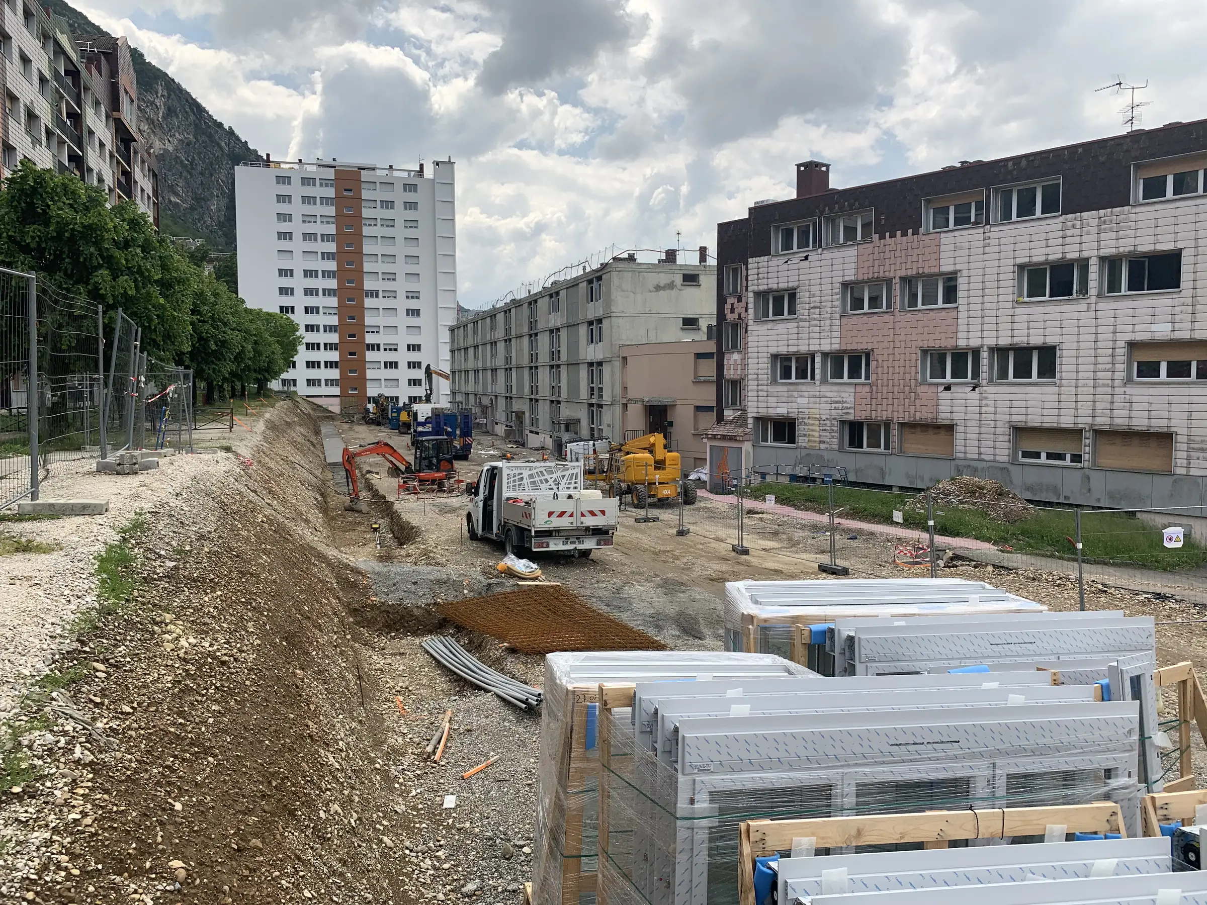 Vue du chantier — réhabilitation lourde d'une résidence de 127 logements, quartier Bourg-Vieux, Voreppe (38)