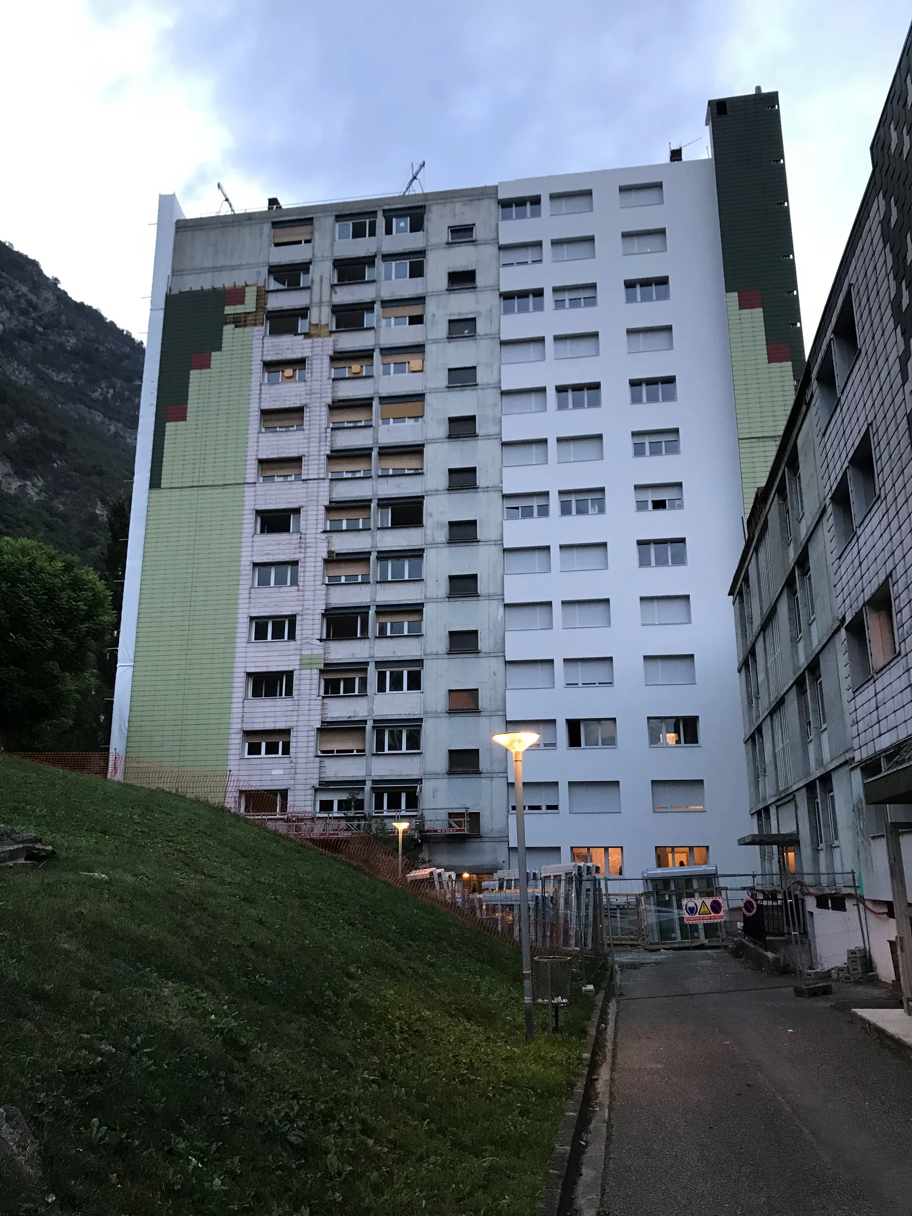 Vue du chantier — réhabilitation lourde d'une résidence de 127 logements, quartier Bourg-Vieux, Voreppe (38)