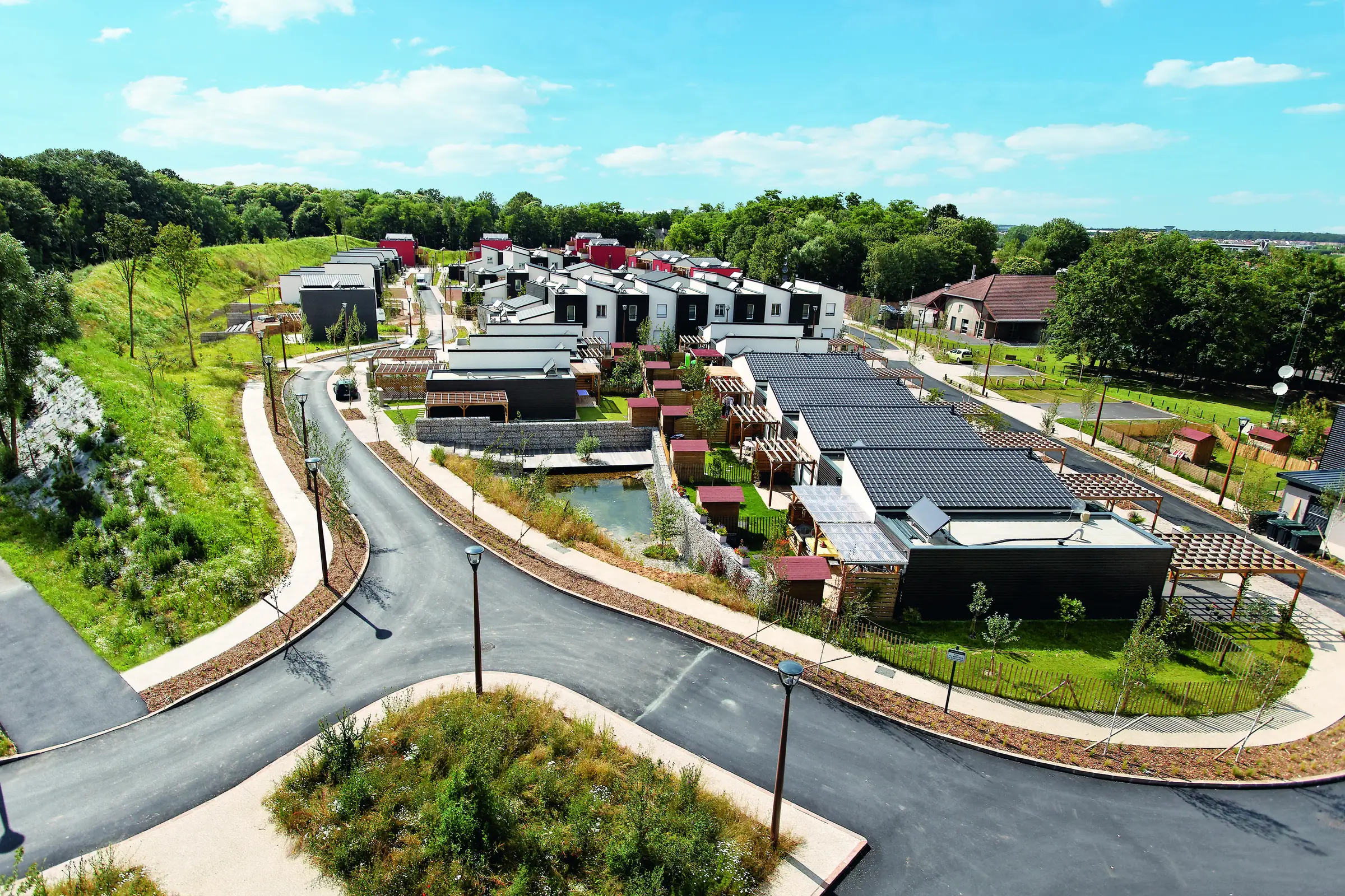 Vue de rue — création hors-site d'un écoquartier de 75 maisons de ville, Bois Plaisance, Vert-Saint-Denis (77)
