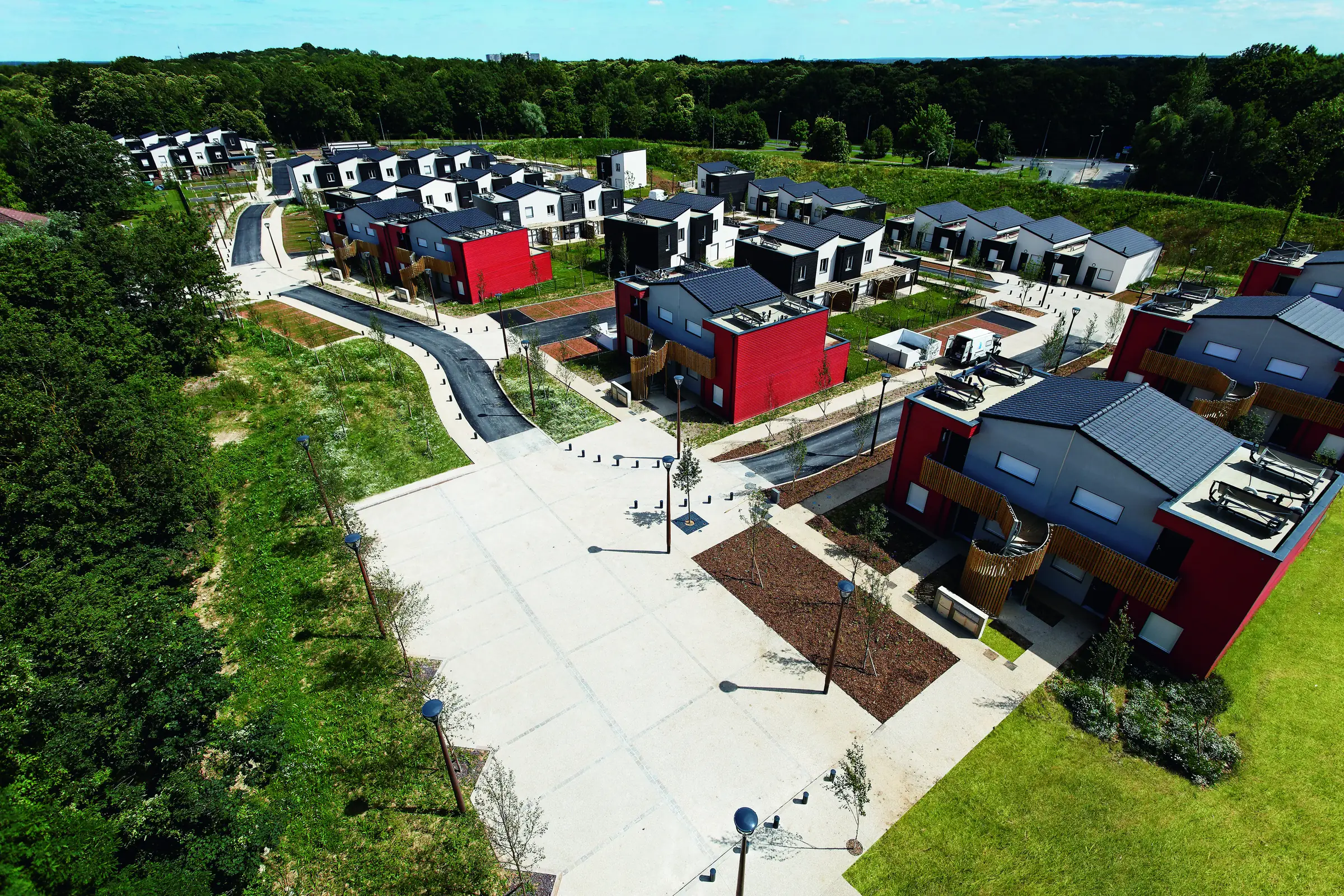 Façade sur rue — création hors-site d'un écoquartier de 75 maisons de ville, Bois Plaisance, Vert-Saint-Denis (77)