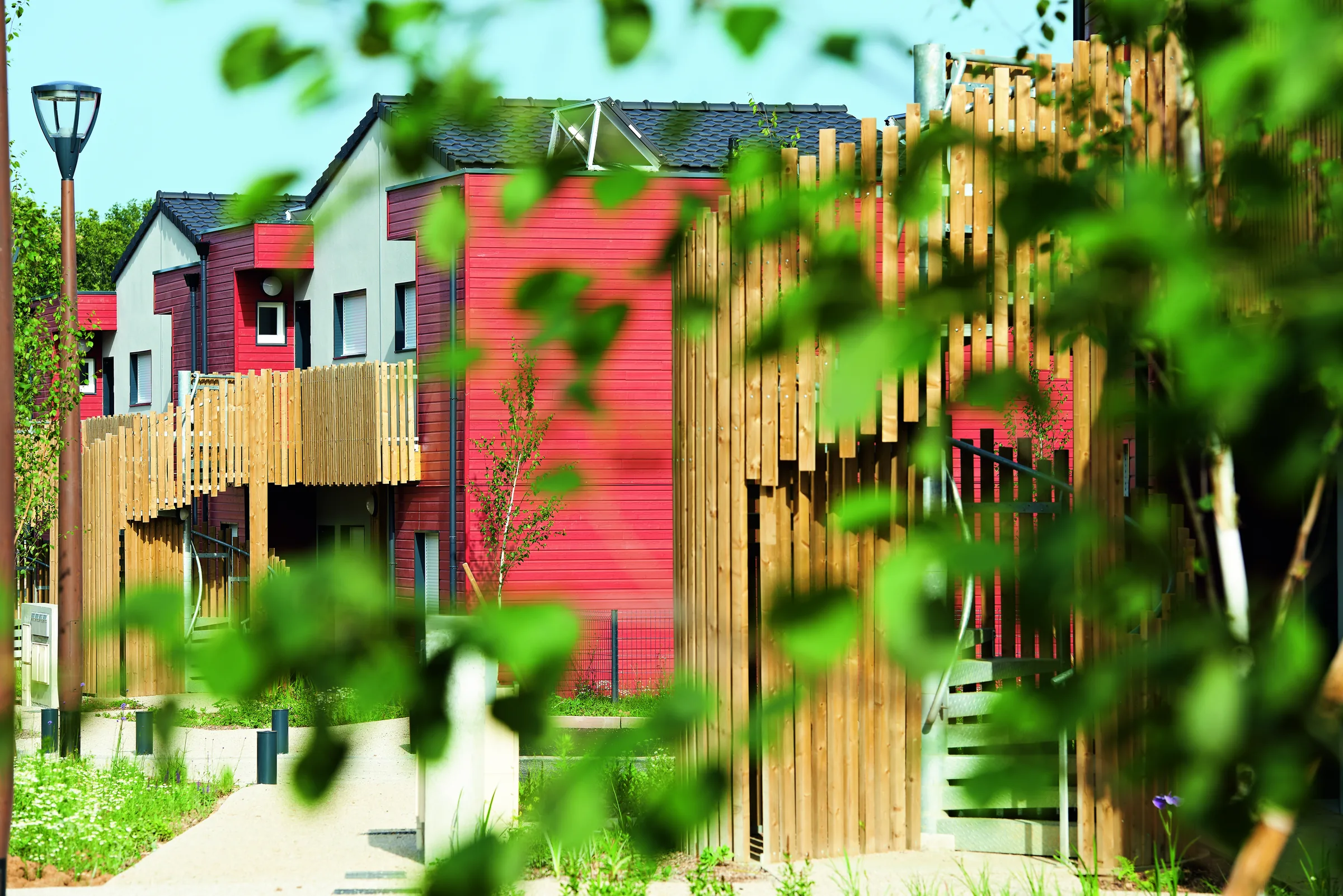 Façade sur rue — création hors-site d'un écoquartier de 75 maisons de ville, Bois Plaisance, Vert-Saint-Denis (77)