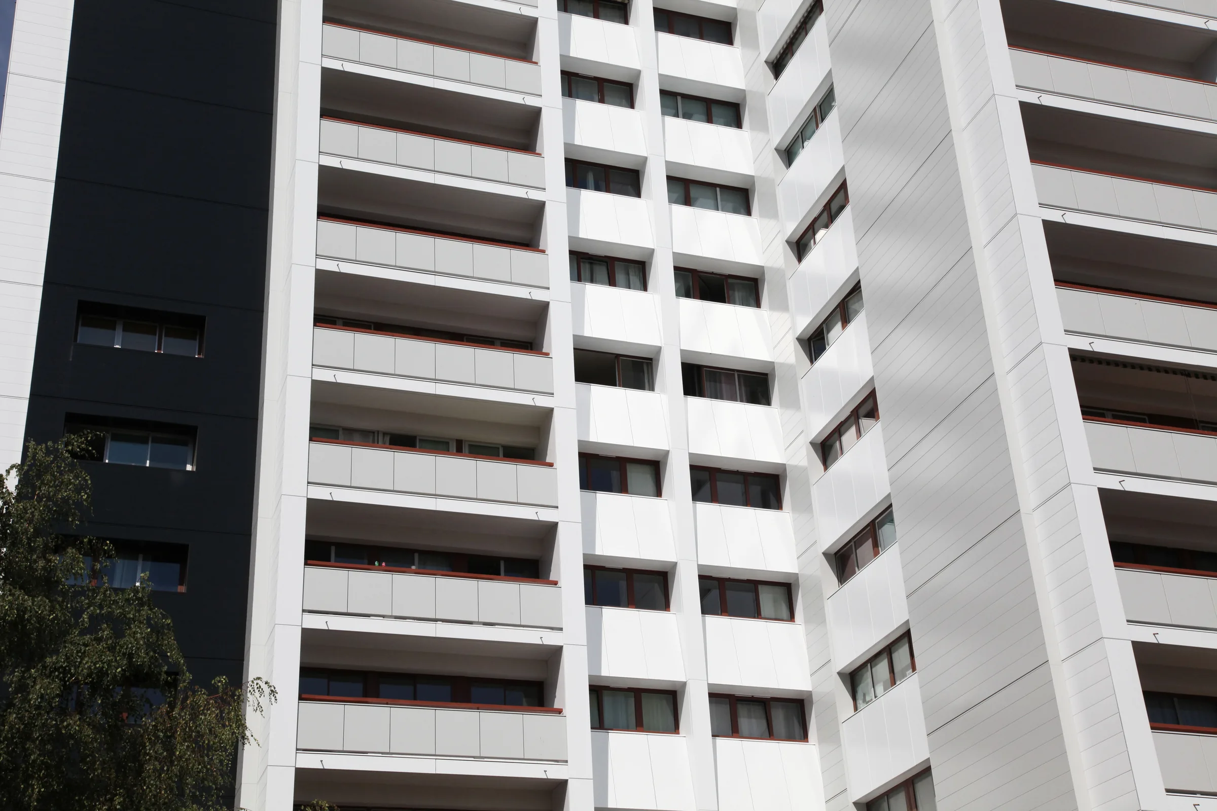 Détail de façade — réhabilitation thermique et requalification d'un IGH de 273 logements, rue Georges Pitard, Paris 15e