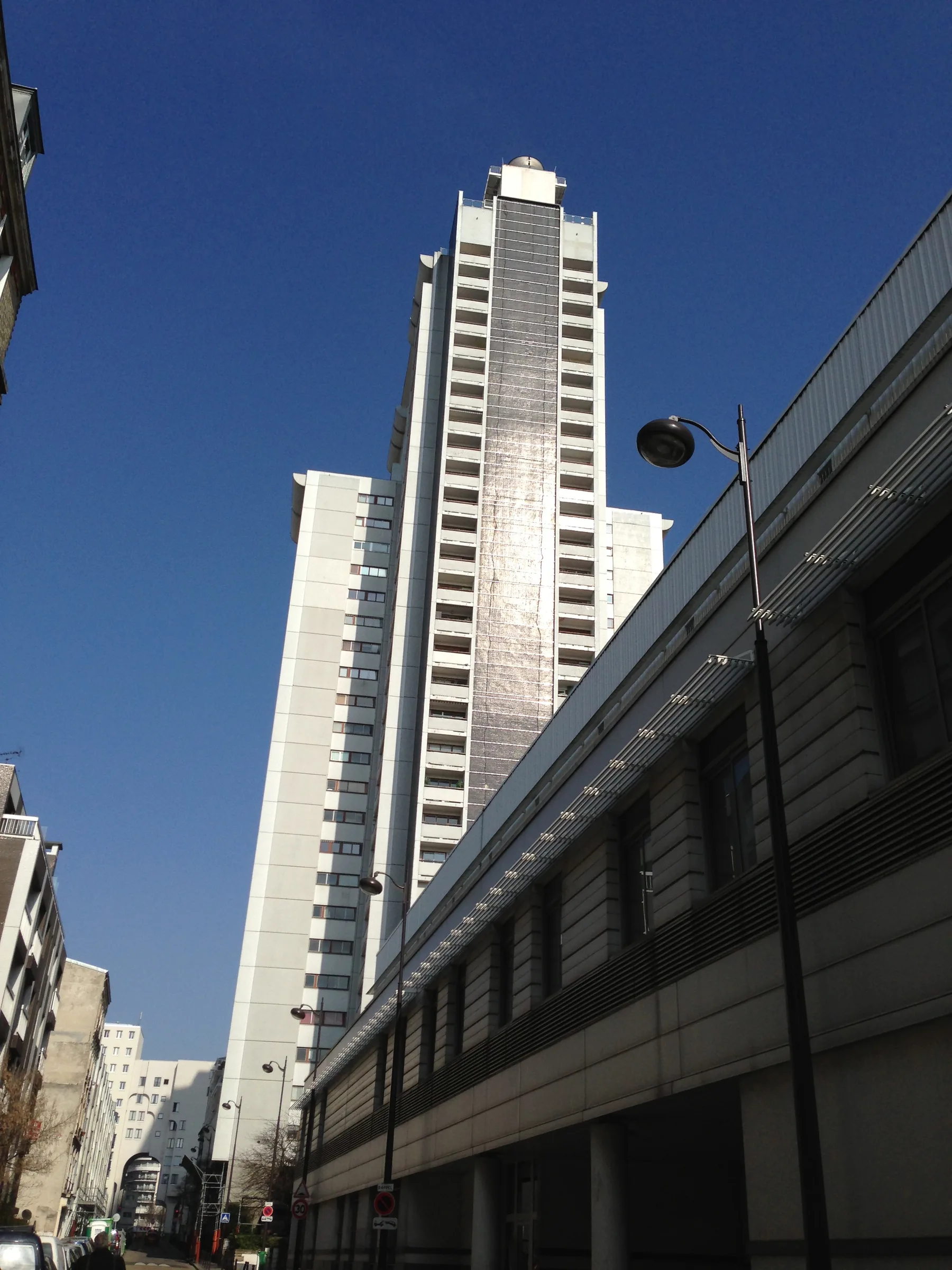 Vue avant travaux — réhabilitation thermique et requalification d'un IGH de 273 logements, rue Georges Pitard, Paris 15e