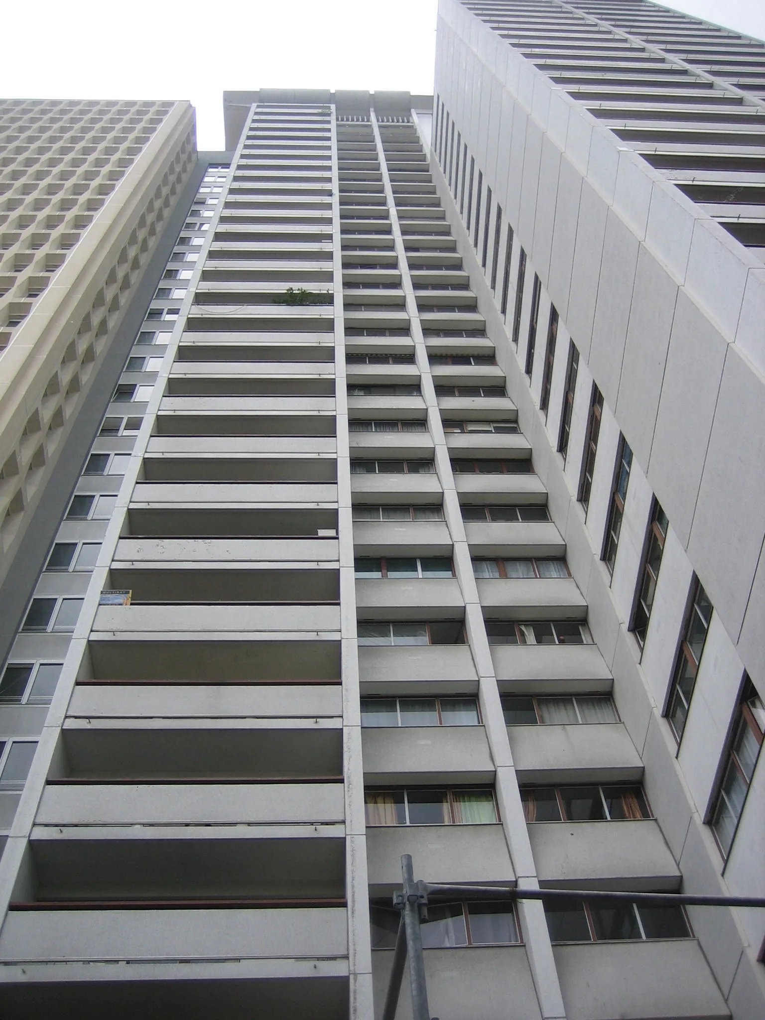 Vue avant travaux — réhabilitation thermique et requalification d'un IGH de 273 logements, rue Georges Pitard, Paris 15e
