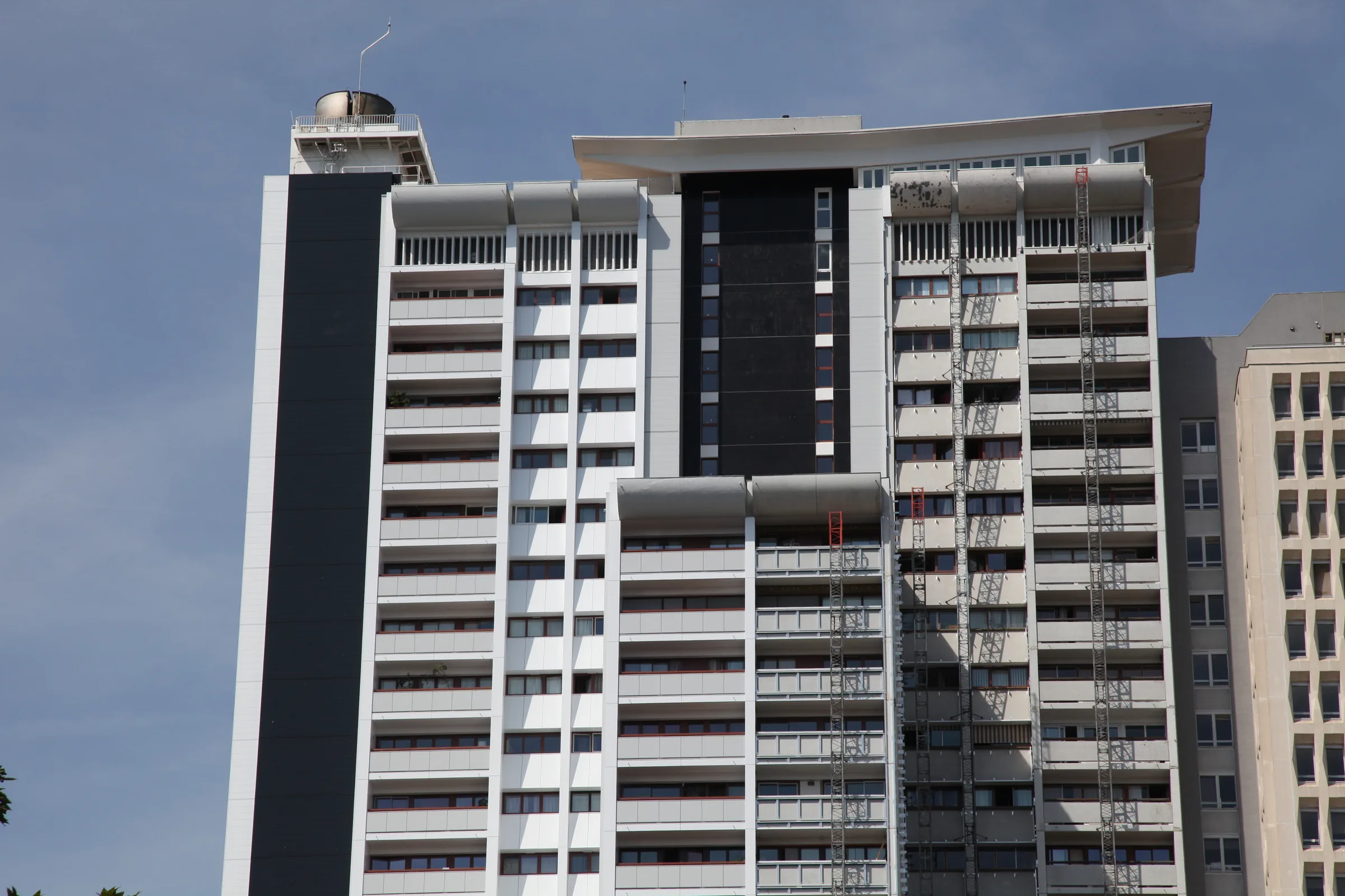 Vue du chantier — réhabilitation thermique et requalification d'un IGH de 273 logements, rue Georges Pitard, Paris 15e