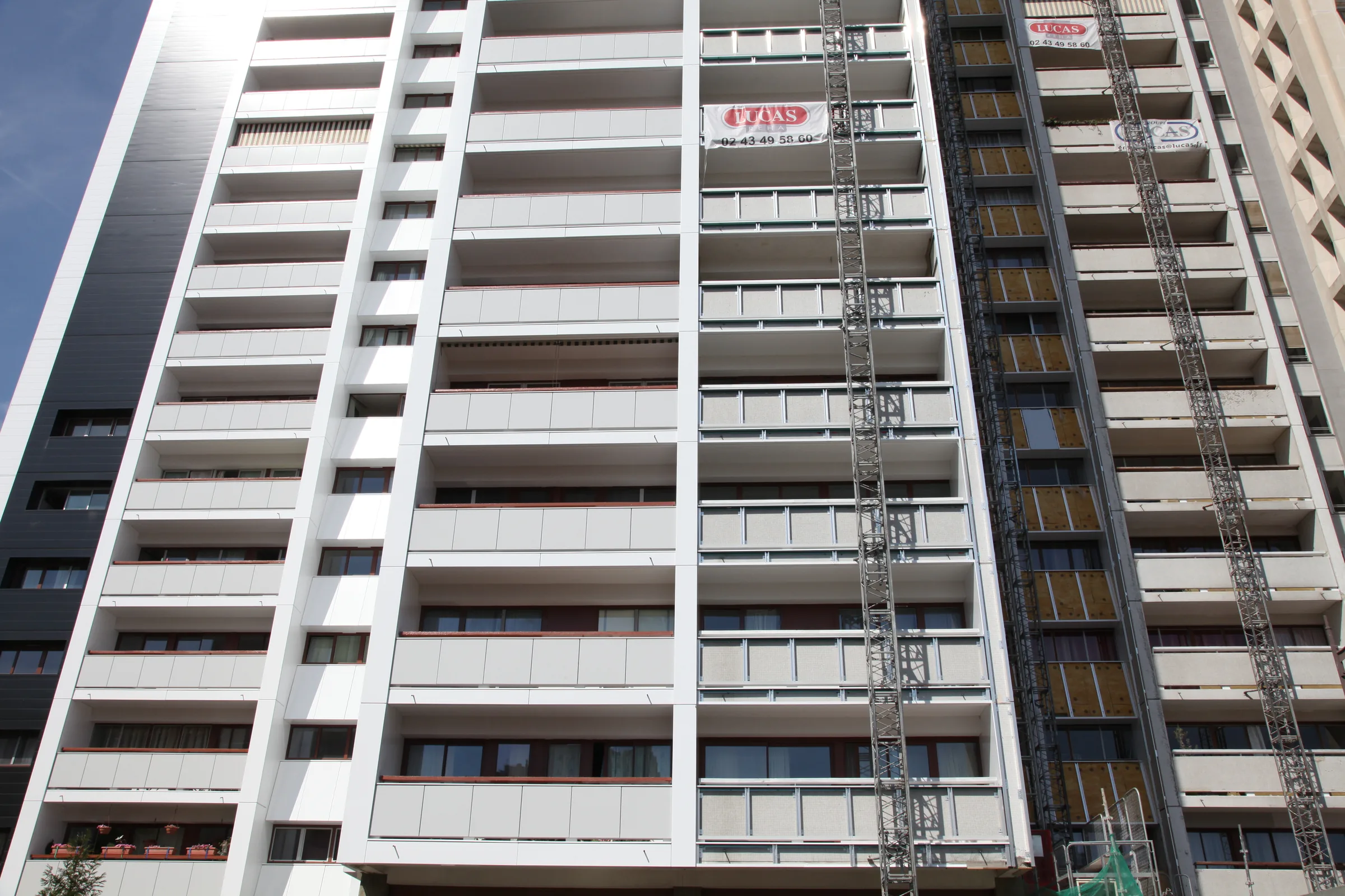 Vue du chantier — réhabilitation thermique et requalification d'un IGH de 273 logements, rue Georges Pitard, Paris 15e