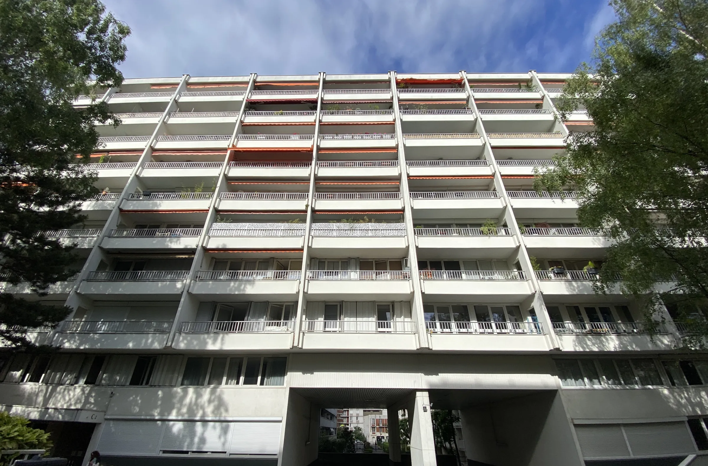 Façade sur rue — restructuration de 176 logements répartis sur trois bâtiments, rue Saint-Fargeau, Paris 20e
