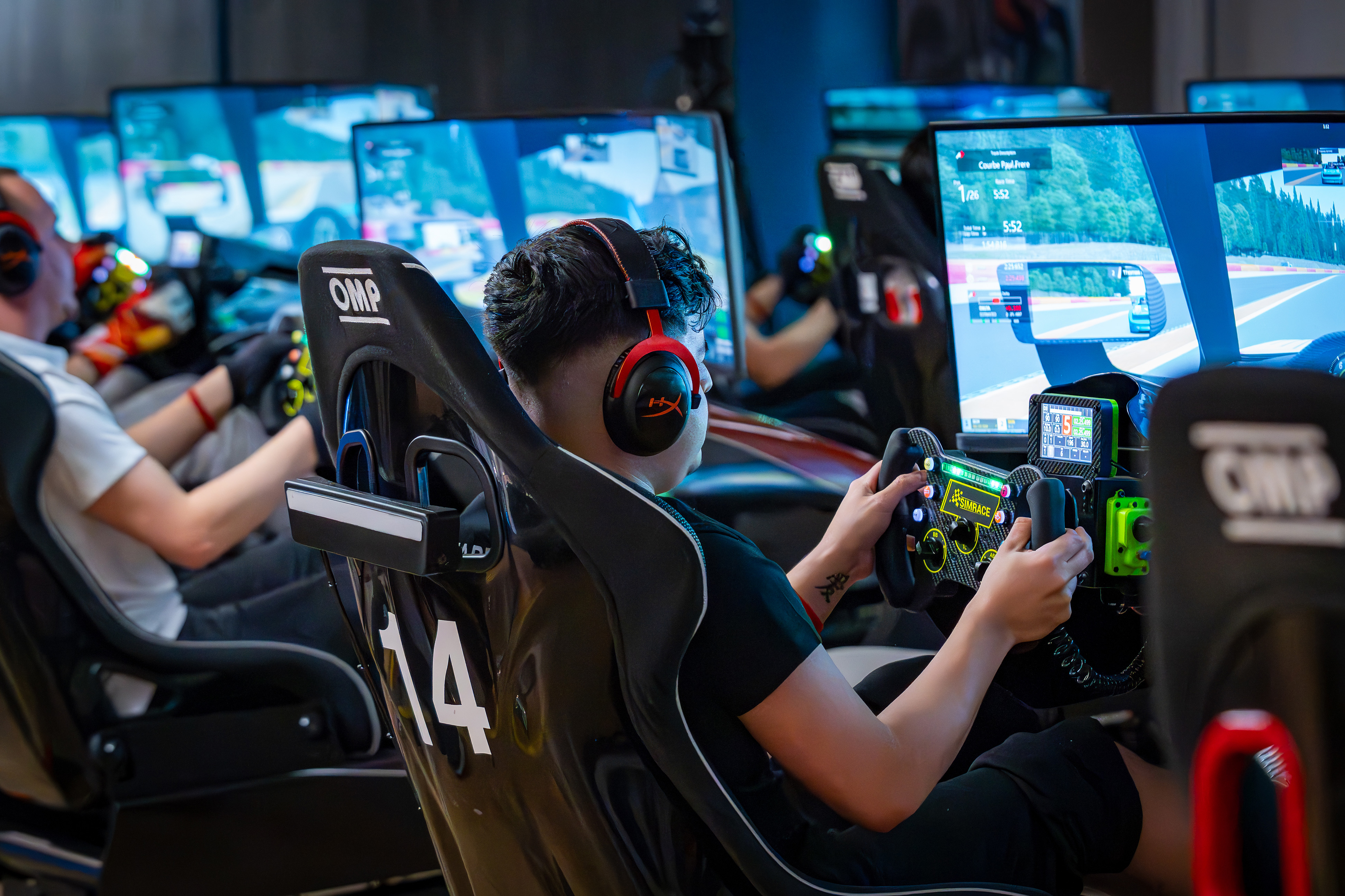 Mehrere Personen fahren an Schweizer Rennsimulatoren in der offiziellen Schweiz Simracing Meisterschaft um den Sieg.