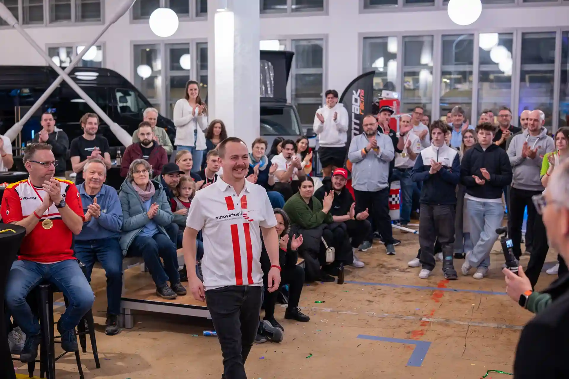 Ein Finalist der Pro Kategorie 2025 der Schweizer Simracing Meisterschaft lässt sich feiern.