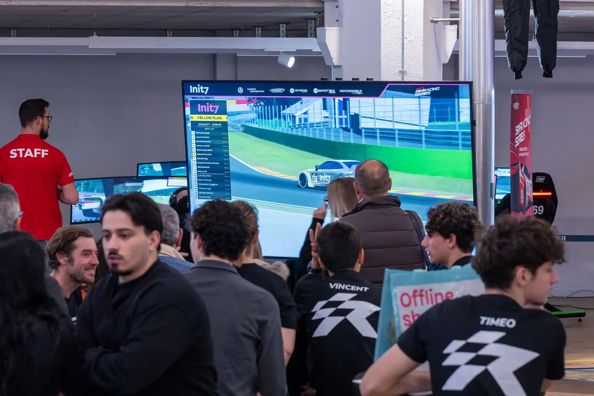 Viele Menschen verfolgen gespannt das Rennen der Swiss Simracing Series auf einem Monitor live vor Ort. 